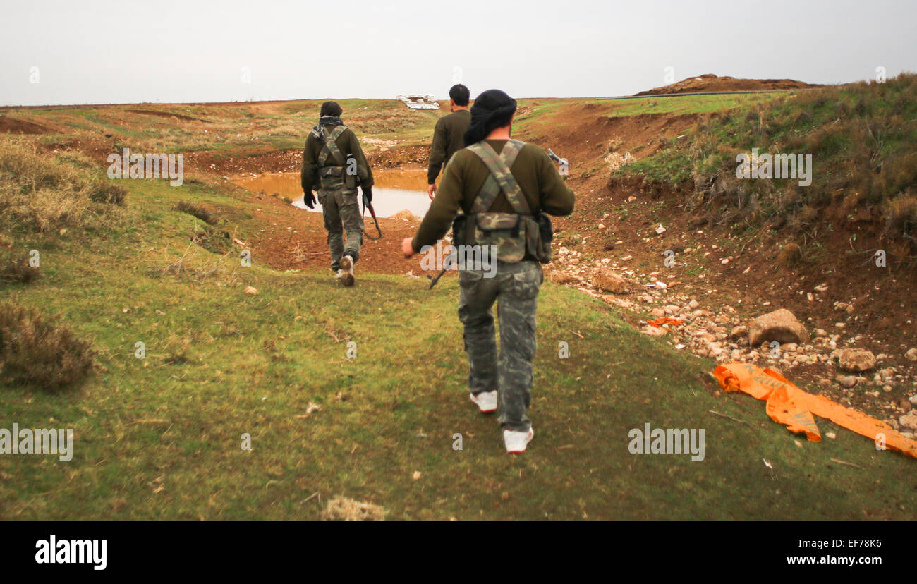 I combattenti appartenenti ad al-Qaeda nel Levante, mentre Rabat sulla parte anteriore del nubbol e Zhraa di Aleppo per lottare contro gli sciiti di Hezbollah e Iran.; © Ibrahim Khader/Pacific Press/Alamy Live News Foto Stock