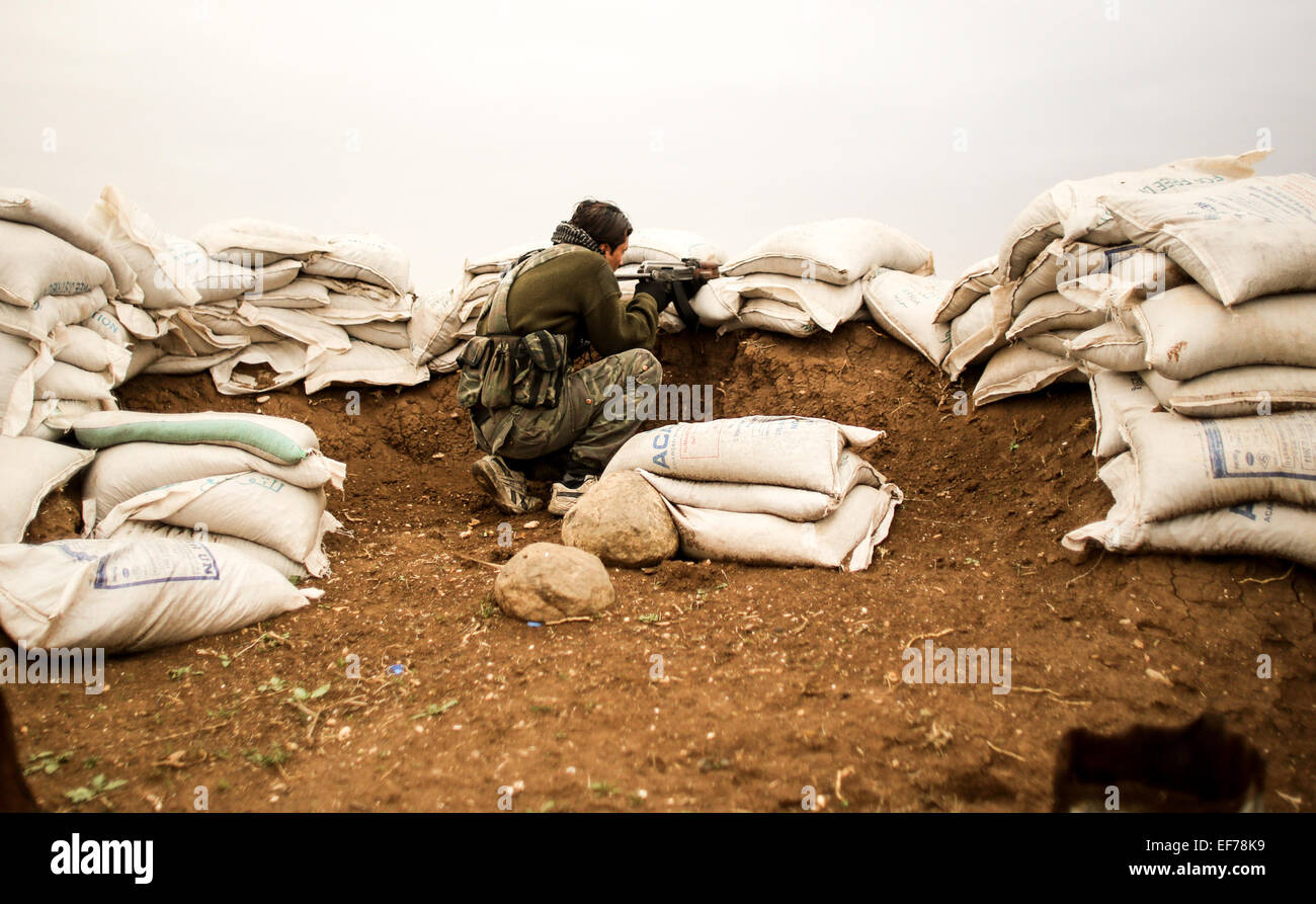 Un combattente di al Qaeda mantiene in allerta il Levante, mentre Rabat sulla parte anteriore del Nubbol e Zhraa di Aleppo per lottare contro gli sciiti di Hezbollah e Iran. © Ibrahim Khader/Pacific Press/Alamy Live News Foto Stock