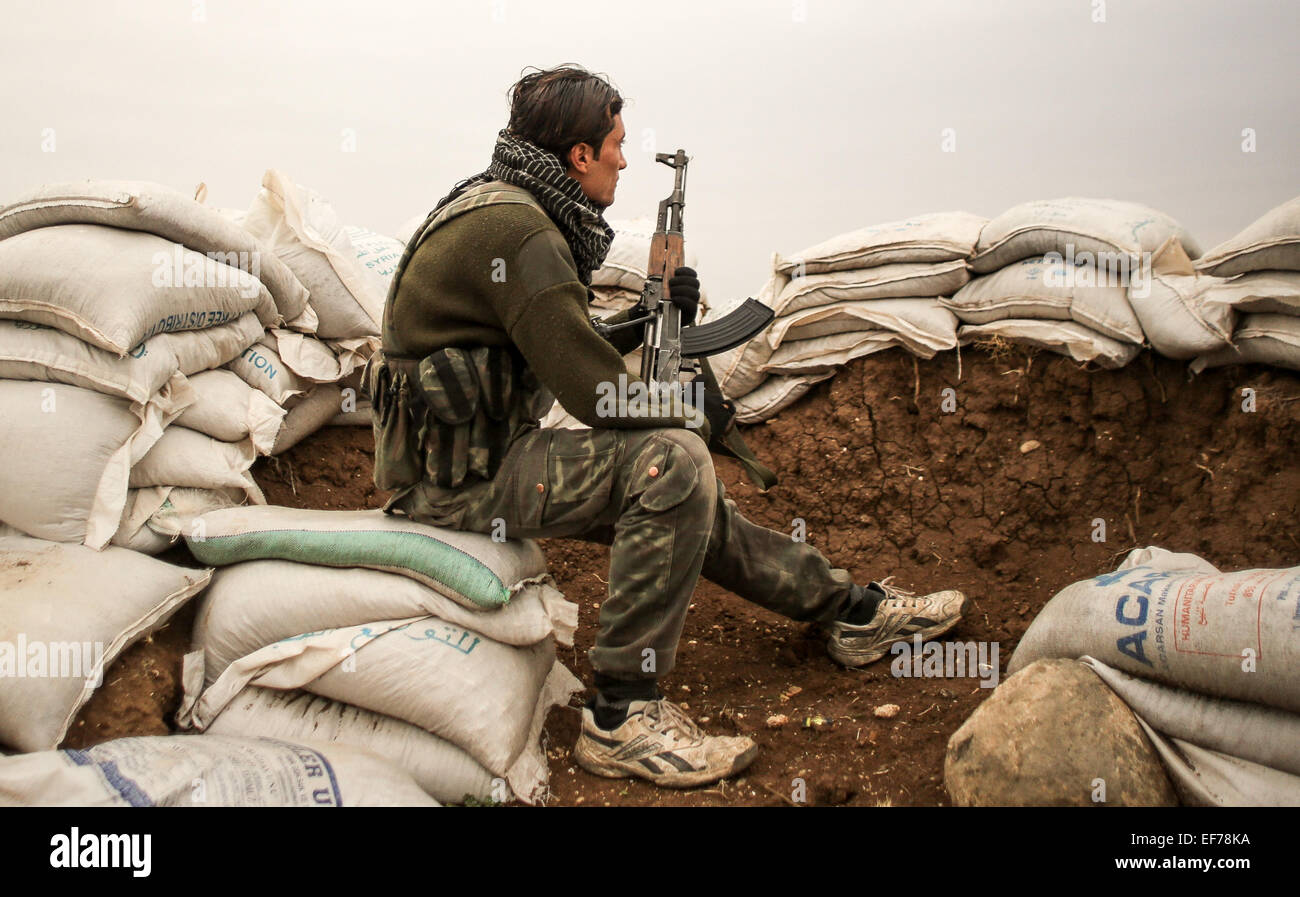 Un combattente di al Qaeda mantiene in allerta il Levante, mentre Rabat sulla parte anteriore del Nubbol e Zhraa di Aleppo per lottare contro gli sciiti di Hezbollah e Iran. © Ibrahim Khader/Pacific Press/Alamy Live News Foto Stock