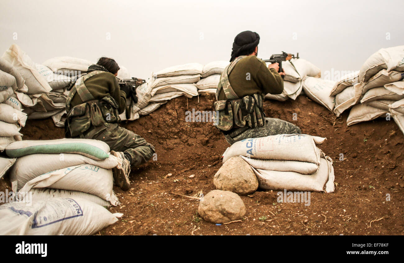 Al Qaeda fighters tenere in allerta il Levante, mentre Rabat sulla parte anteriore del Nubbol e Zhraa di Aleppo per lottare contro gli sciiti di Hezbollah e Iran. © Ibrahim Khader/Pacific Press/Alamy Live News Foto Stock