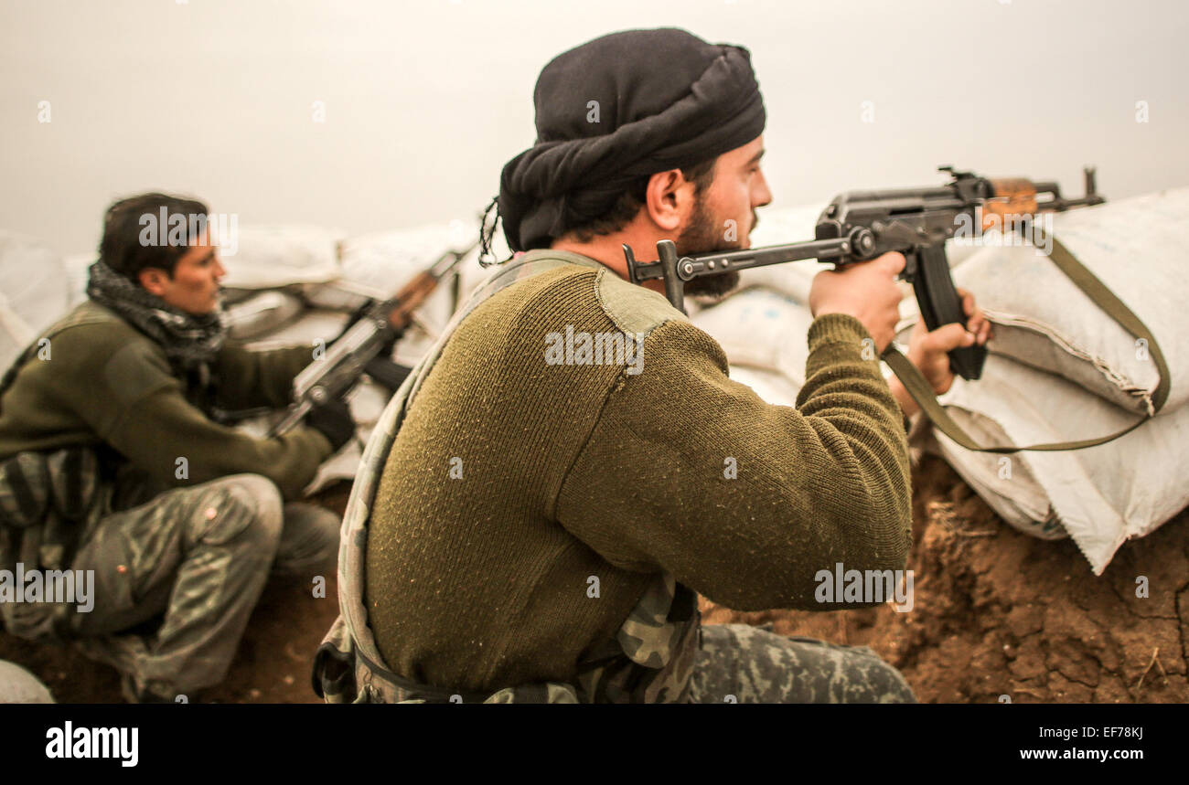 Al Qaeda fighters tenere in allerta il Levante, mentre Rabat sulla parte anteriore del Nubbol e Zhraa di Aleppo per lottare contro gli sciiti di Hezbollah e Iran. © Ibrahim Khader/Pacific Press/Alamy Live News Foto Stock