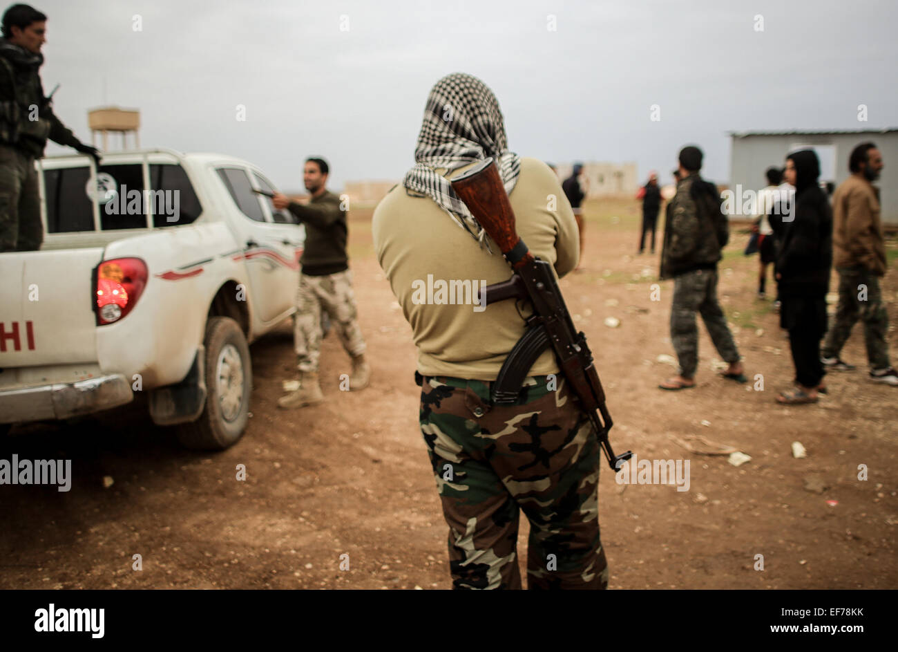 Al Qaeda fighters in Levante, mentre Rabat sulla parte anteriore del Nubbol e Zhraa di Aleppo per lottare contro gli sciiti di Hezbollah e Iran. © Ibrahim Khader/Pacific Press/Alamy Live News Foto Stock