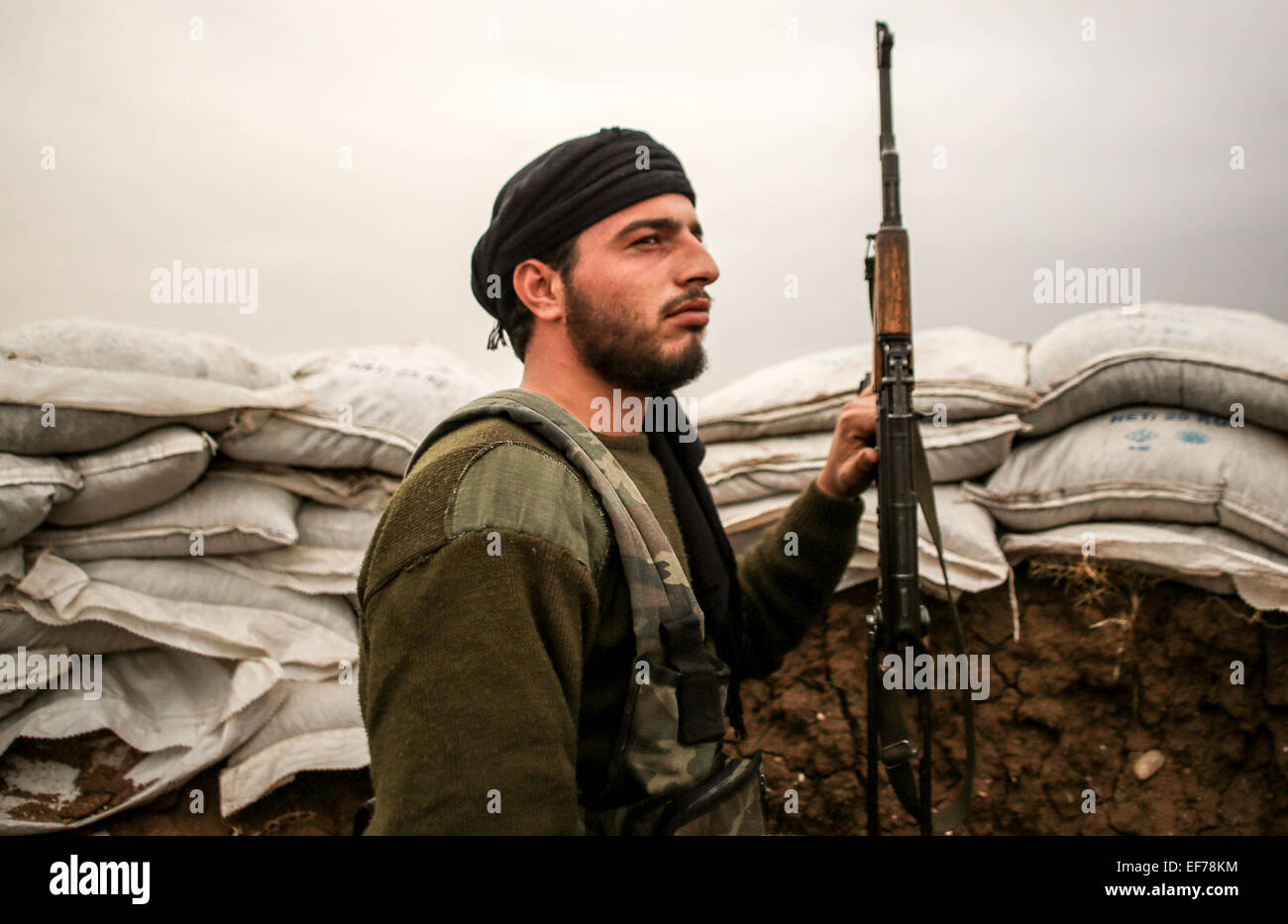 Un combattente di al Qaeda mantiene in allerta il Levante, mentre Rabat sulla parte anteriore del Nubbol e Zhraa di Aleppo per lottare contro gli sciiti di Hezbollah e Iran. © Ibrahim Khader/Pacific Press/Alamy Live News Foto Stock