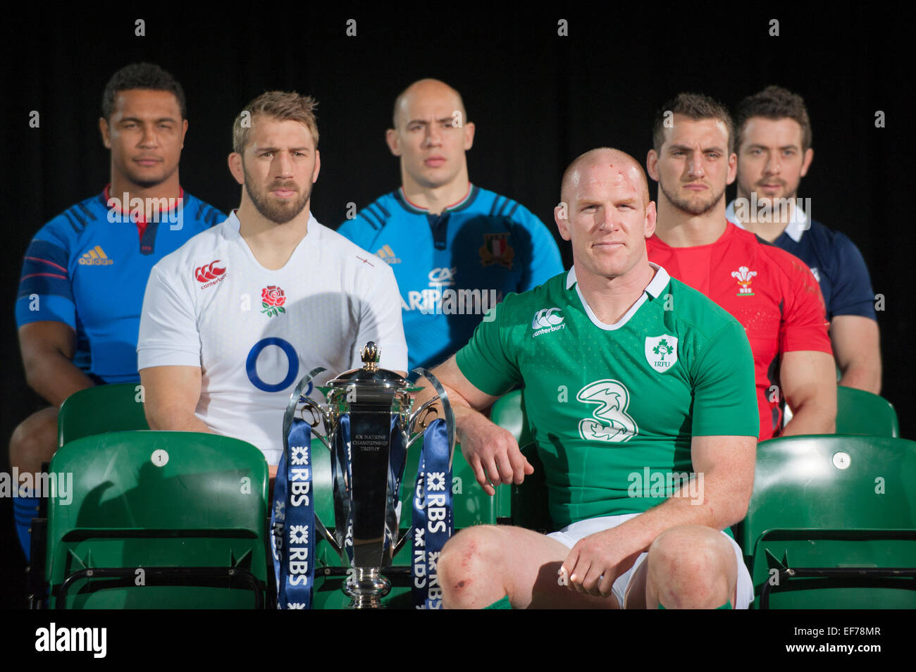 Hurlingham Club, W. LONDRA, REGNO UNITO. Il 28 gennaio, 2015. Capitani del team con la RBS 6 Nazioni trofeo. L a R: Thierry Dusautoir, Francia; Chris Robshaw Inghilterra; Sergio Parisse, Italia; Paul O'Connell Irlanda; Sam Warburton Galles; Greig Laidlaw Scozia. Credito: Malcolm Park editoriale/Alamy Live News Foto Stock
