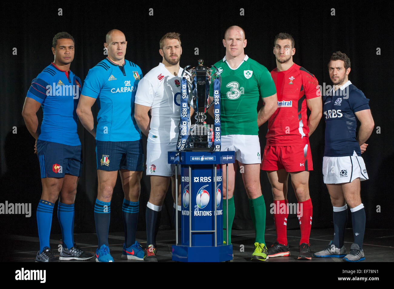 Hurlingham Club, W. LONDRA, REGNO UNITO. Il 28 gennaio, 2015. Capitani del team con la RBS 6 Nazioni trofeo. L a R: Thierry Dusautoir (Fr), Sergio Parisse (It), Chris Robshaw (Ita), Paul O'Connell (IRE), Sam Warburton (WAL), Greig Laidlaw (Sco). Credito: Malcolm Park editoriale/Alamy Live News Foto Stock
