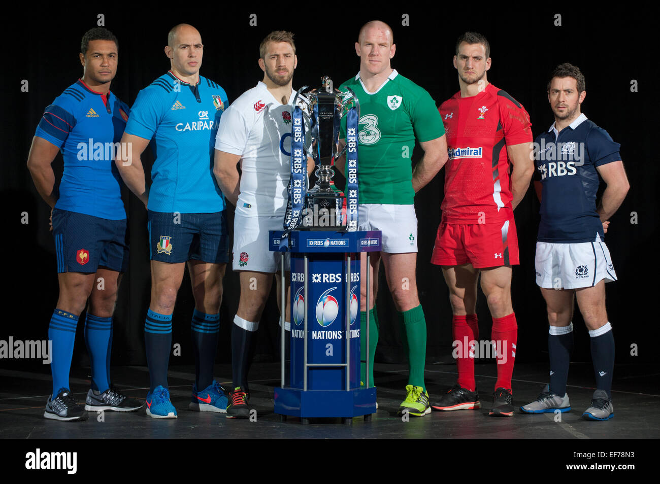 Hurlingham Club, W. LONDRA, REGNO UNITO. Il 28 gennaio, 2015. Capitani del team con la RBS 6 Nazioni trofeo. L a R: Thierry Dusautoir (Fr), Sergio Parisse (It), Chris Robshaw (Ita), Paul O'Connell (IRE), Sam Warburton (WAL), Greig Laidlaw (Sco). Credito: Malcolm Park editoriale/Alamy Live News Foto Stock