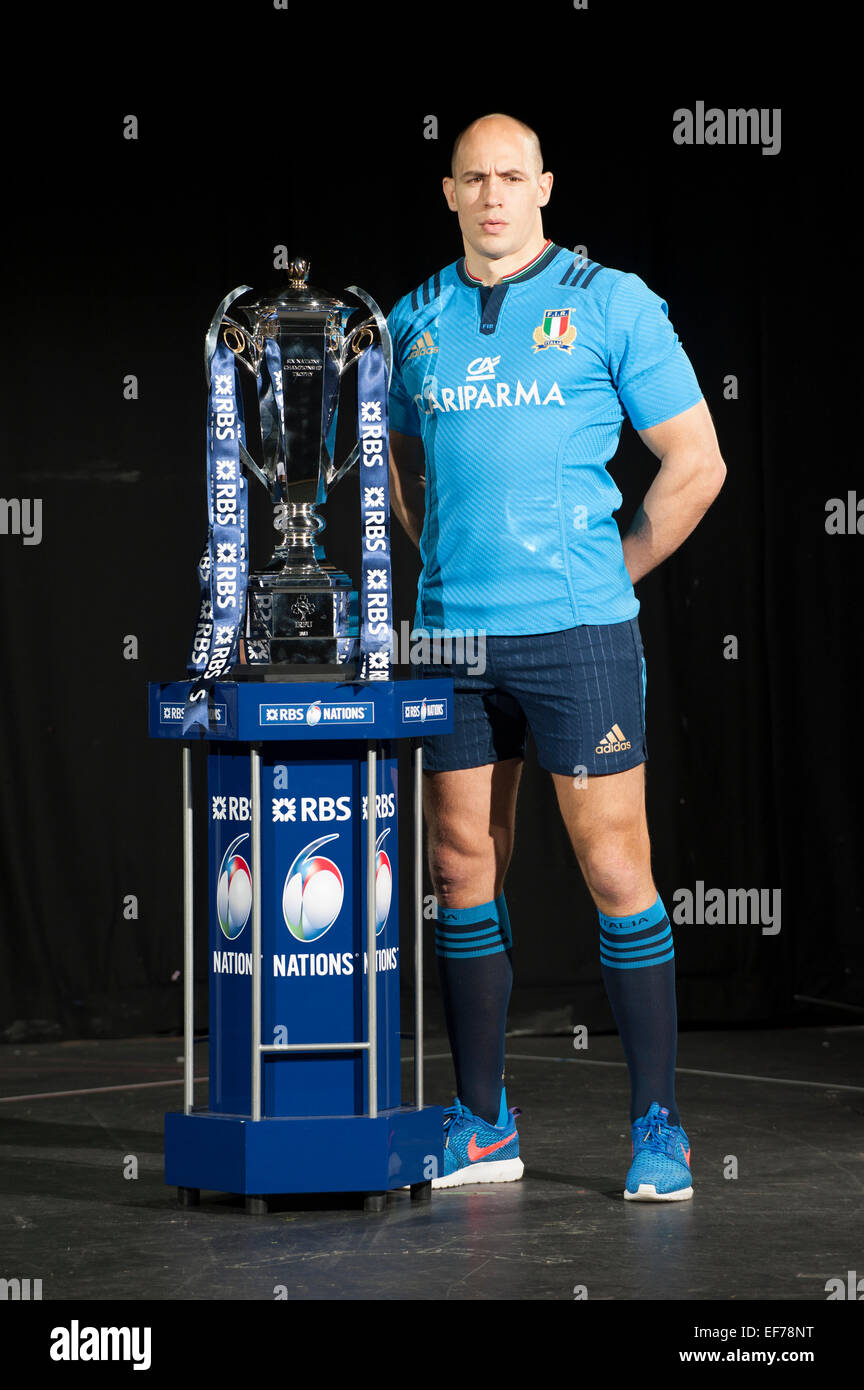 Hurlingham Club, W. LONDRA, REGNO UNITO. Il 28 gennaio, 2015. Italia team capitano Sergio Parisse e il RBS 6 Nazioni trofeo. Credito: Malcolm Park editoriale/Alamy Live News Foto Stock