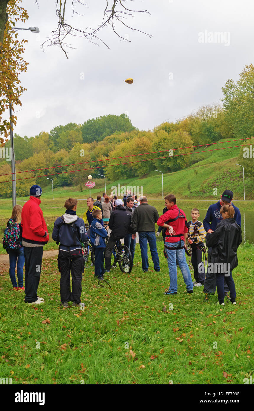 Giornata Mondiale del Turismo - sport turismo concorrenza nel parco sul Fiume Vitba, Vitebsk, nozze e turisti incontrano nel parco. Foto Stock