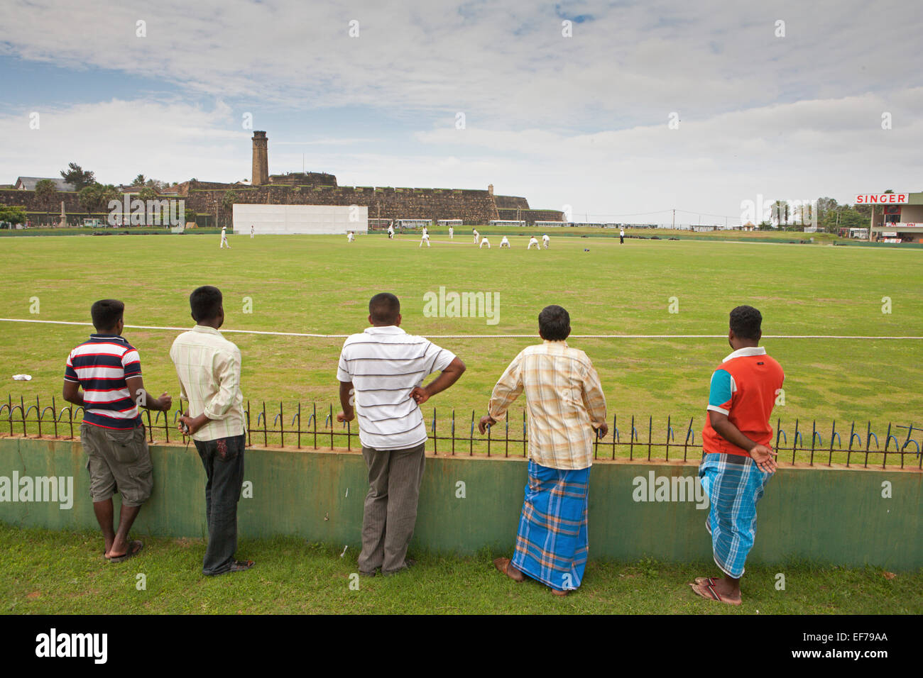 Gli spettatori a Galle International Cricket Stadium CON FORTE GALLE IN BACKGROUND Foto Stock