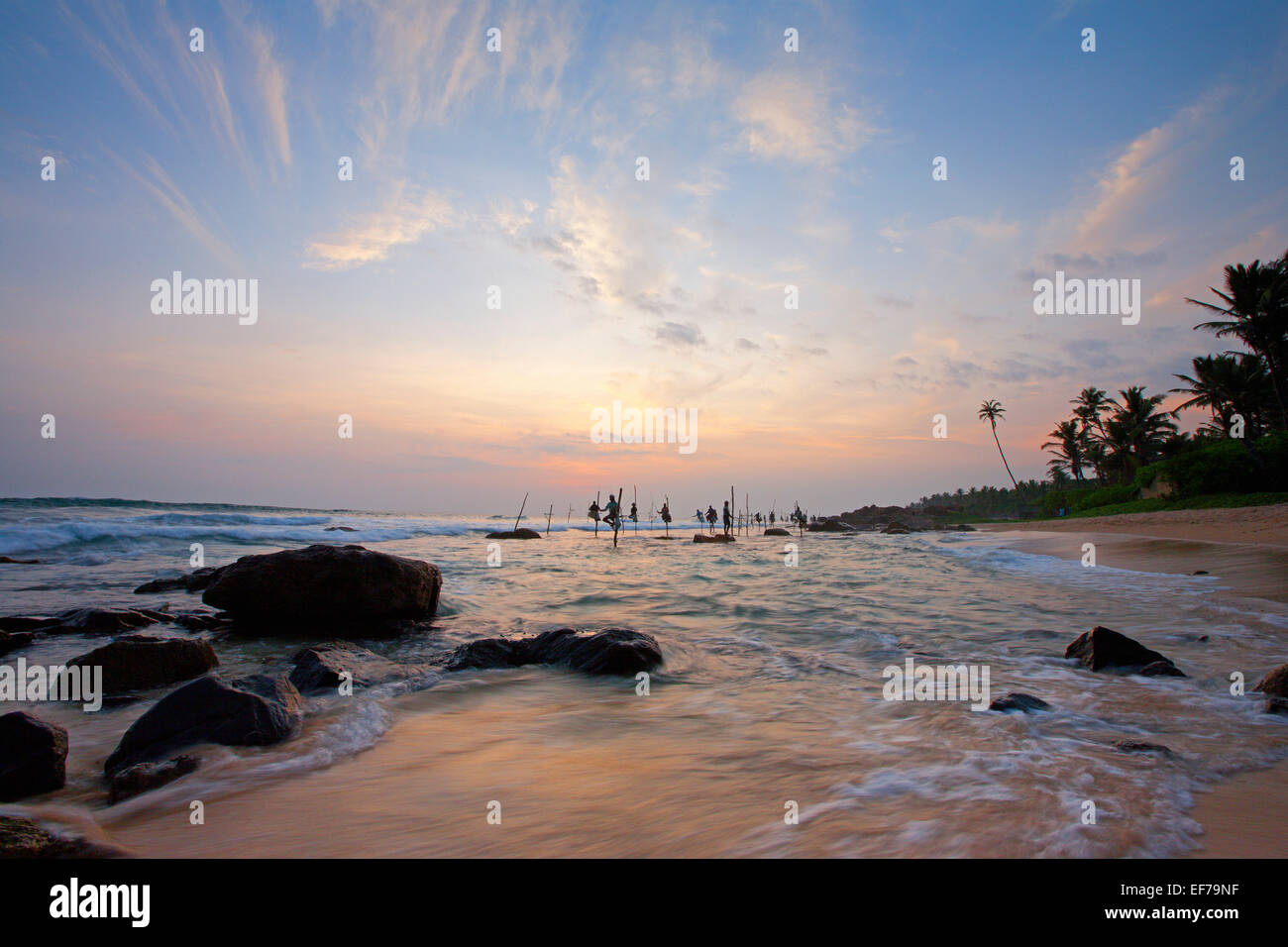 STILT pescatori al tramonto Foto Stock