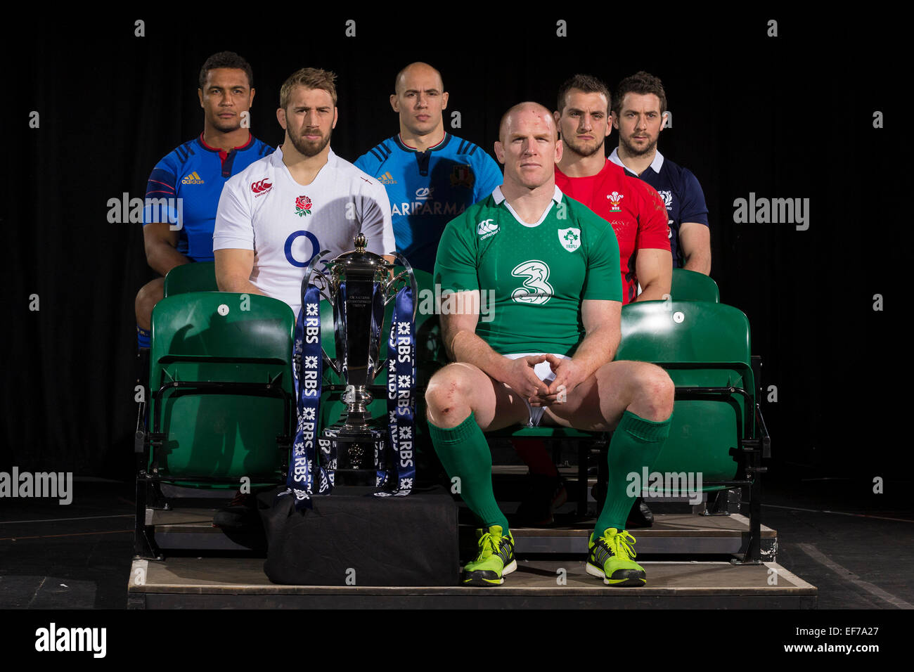 Londra, Regno Unito. 28 gen, 2015. 6 Nazioni di lancio. Capitani di squadra posano con il nuovo trofeo durante la RBS 6 Nazioni media avviare dall'Hurlingham Club. (L-r) Thierry Dusautoir, Chris Robshaw, Sergio Parisse, Paul O'Connell, Sam Warburton, Greig Laidlaw Credito: Azione Sport Plus/Alamy Live News Foto Stock