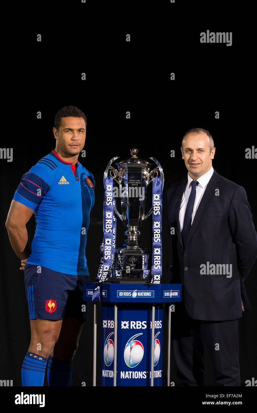 Londra, Regno Unito. 28 gen, 2015. 6 Nazioni di lancio. Capitani del team &AMP; gli autobus posano con il nuovo trofeo durante la RBS 6 Nazioni media avviare dall'Hurlingham Club. (L-r) Thierry Dusautoir, Philippe Saint-Andre Credito: Azione Sport Plus/Alamy Live News Foto Stock