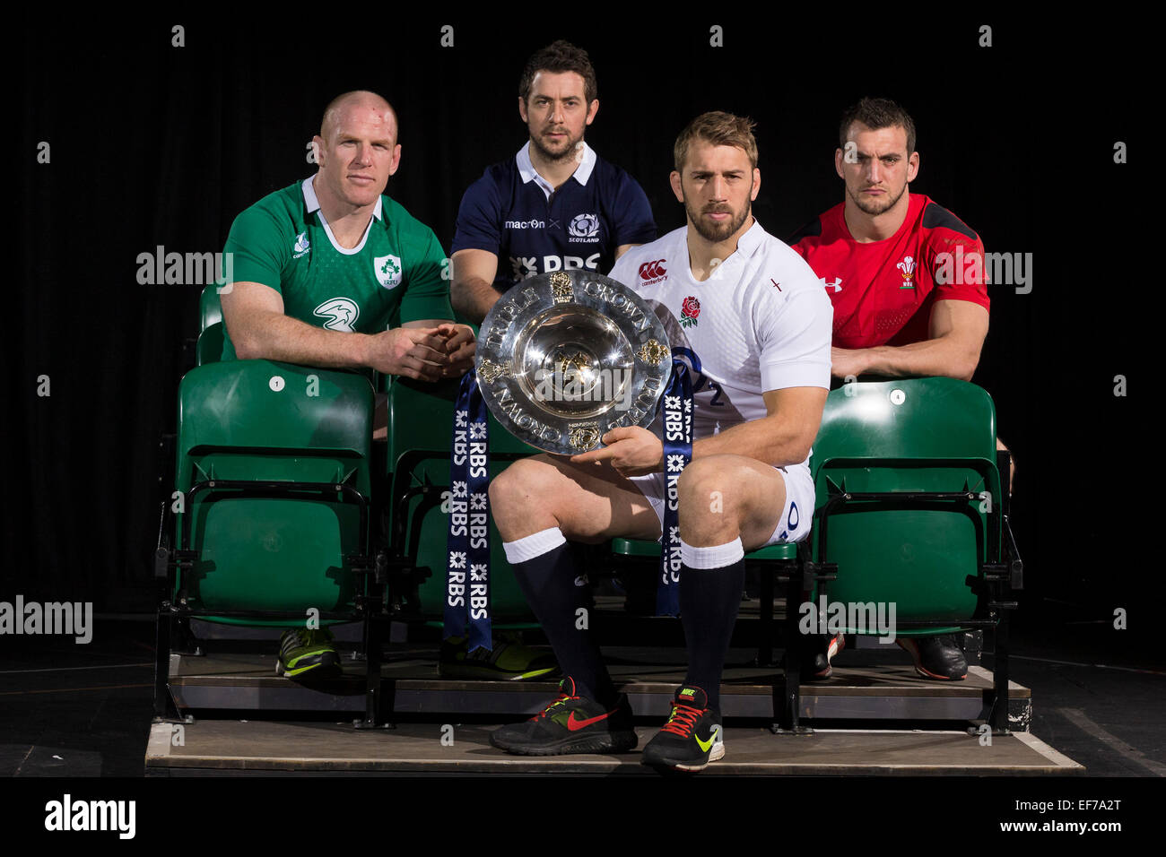 Londra, Regno Unito. 28 gen, 2015. 6 Nazioni di lancio. Capitani di squadra posano con la Triple Crown durante la RBS 6 Nazioni media avviare dall'Hurlingham Club. (L-r) Paul O'Connell, Greig Laidlaw, Chris Robshaw, Sam Warburton Credito: Azione Sport Plus/Alamy Live News Foto Stock