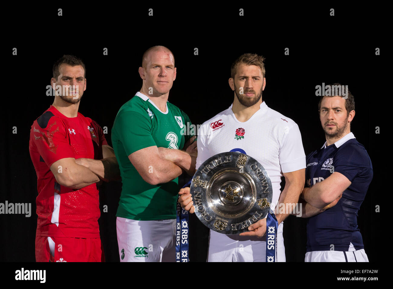 Londra, Regno Unito. 28 gen, 2015. 6 Nazioni di lancio. Capitani di squadra posano con la Triple Crown durante la RBS 6 Nazioni media avviare dall'Hurlingham Club. (L-r) Sam Warburton, Paul O'Connell, Chris Robshaw, Greig Laidlaw Credito: Azione Sport Plus/Alamy Live News Foto Stock