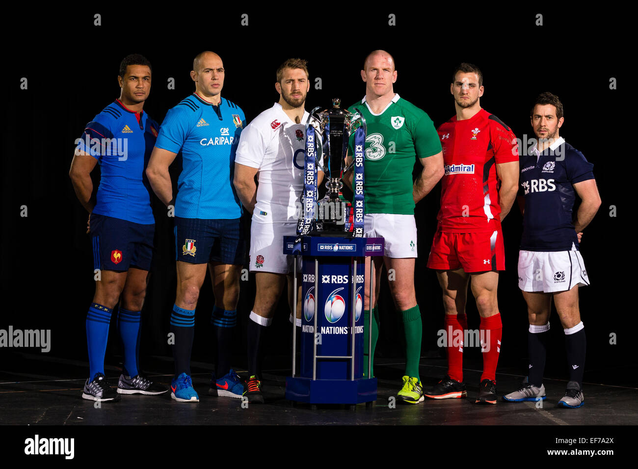 Londra, Regno Unito. 28 gen, 2015. 6 Nazioni di lancio. Capitani di squadra posano con il nuovo trofeo durante la RBS 6 Nazioni media avviare dall'Hurlingham Club. (L-r) Thierry Dusautoir, Sergio Parisse, Chris Robshaw, Paul O'Connell, Sam Warburton, Greig Laidlaw Credito: Azione Sport Plus/Alamy Live News Foto Stock