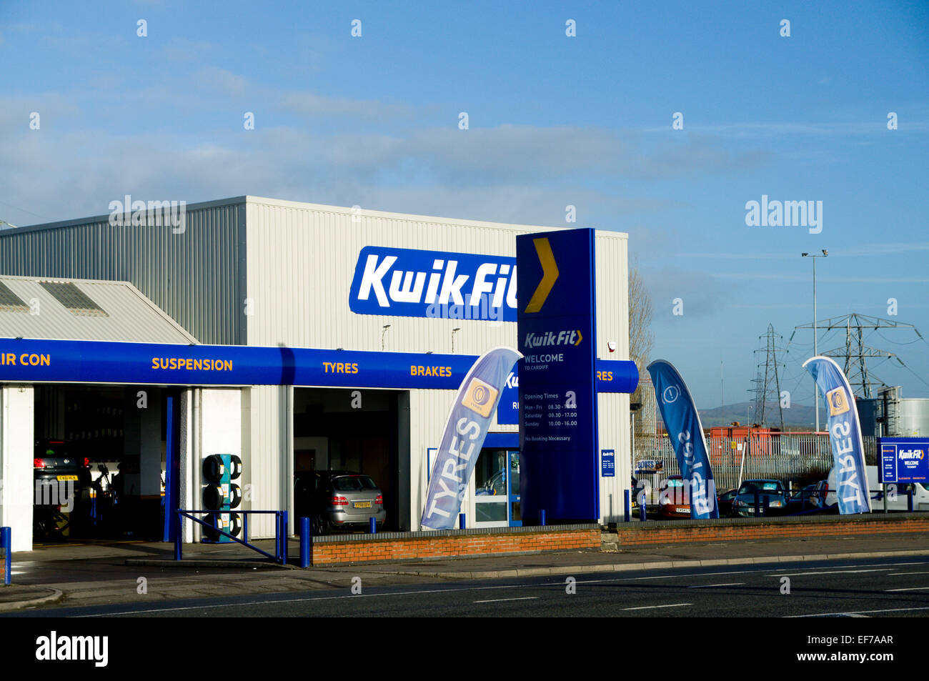 Kwik Fit Garage, Newport Road, Cardiff, Galles, UK. Foto Stock