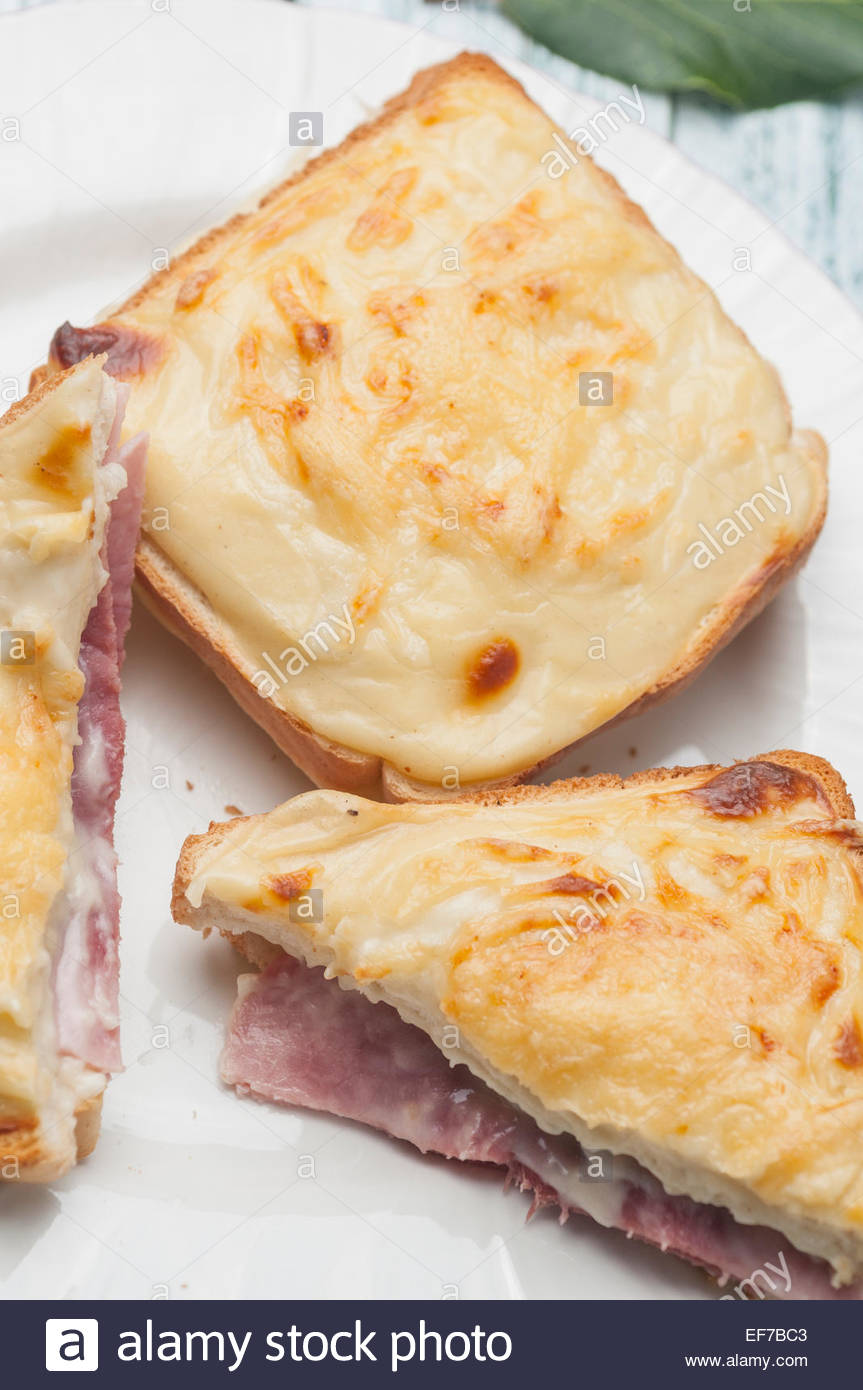 Panino Pane Con Formaggio Grattugiato Besciamella E Prosciutto Cotto Ricetta Francese Croque Monsieur Foto Stock Alamy