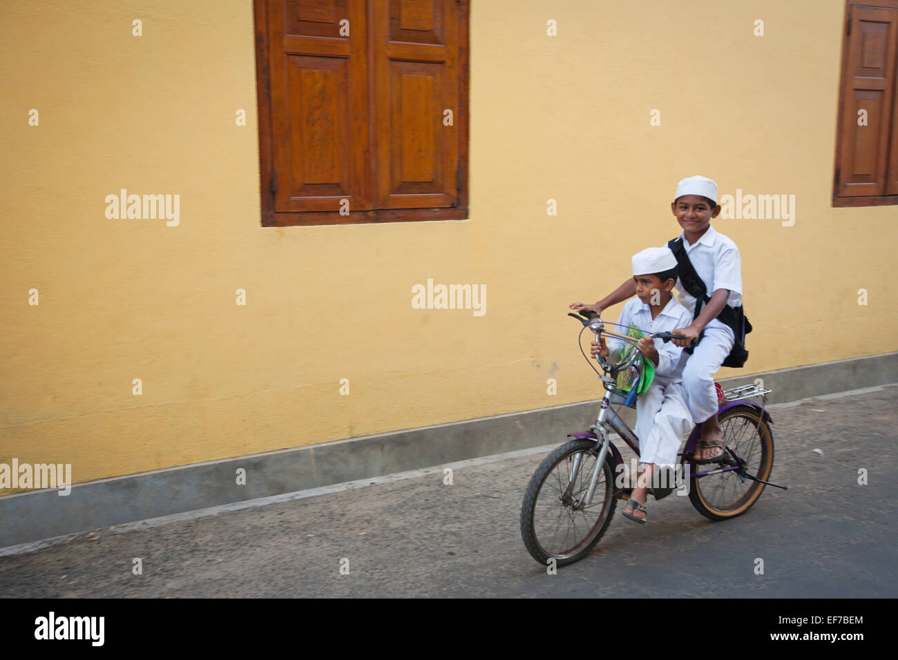 Giovani bambini musulmani in sella a una moto IN FORTE GALLE Foto Stock