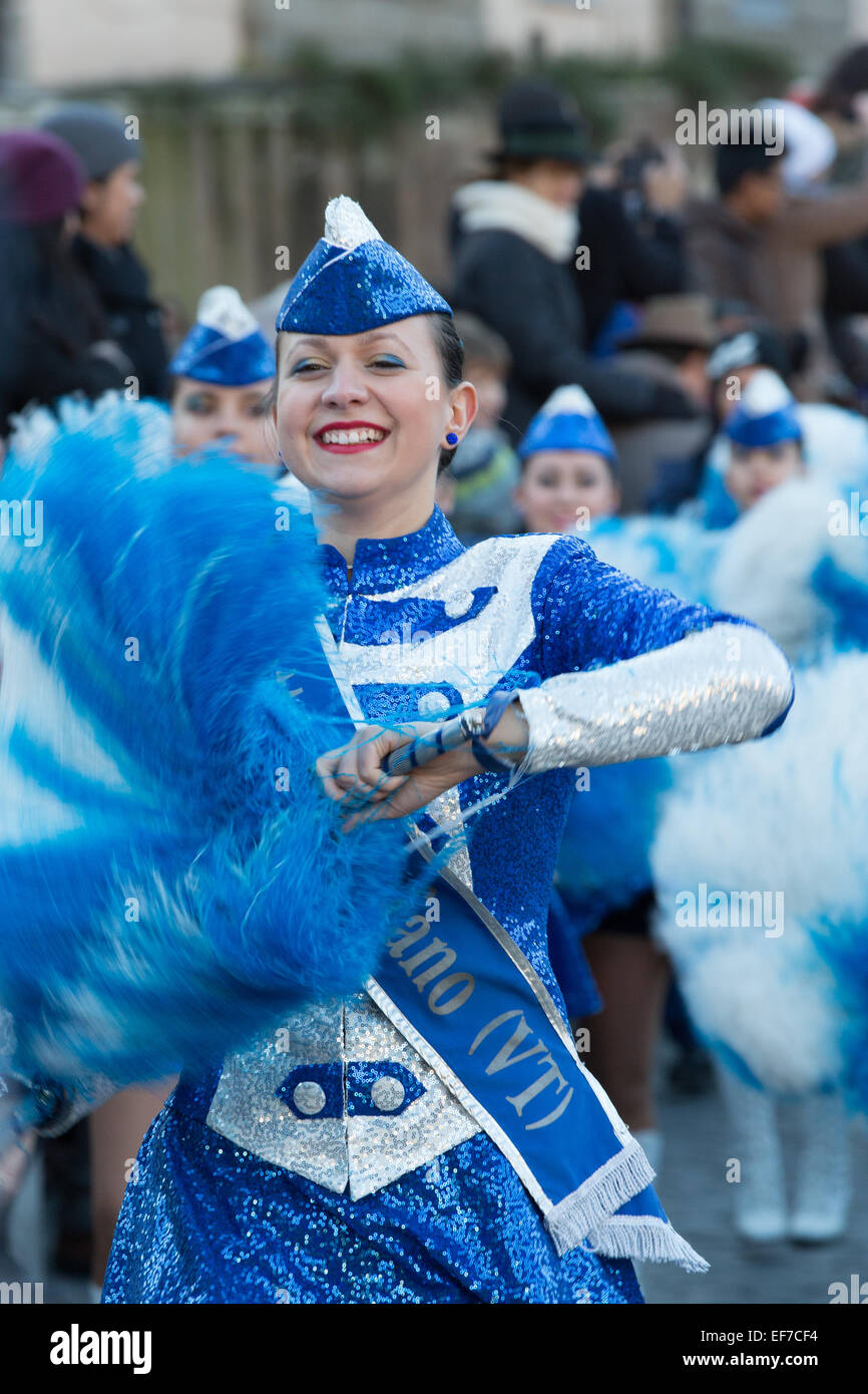 Majorettes e sbandieratori in Piazza del Popolo, Roma, Italia Foto Stock