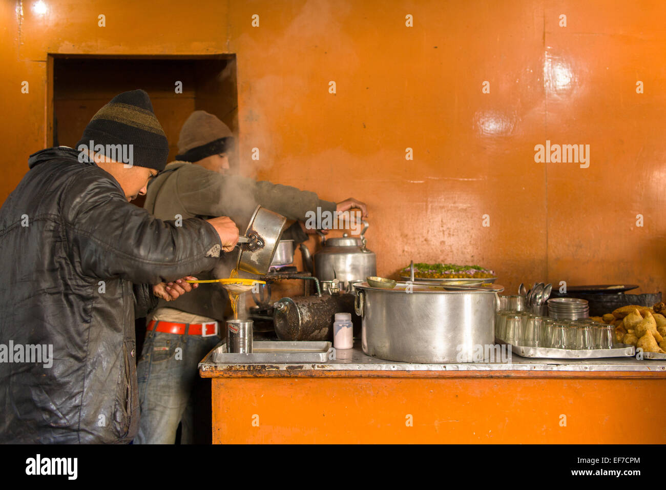 Due giovani ragazzi preparando il tè caldo in un tè in stallo Arunachal Pradesh Dirang Foto Stock