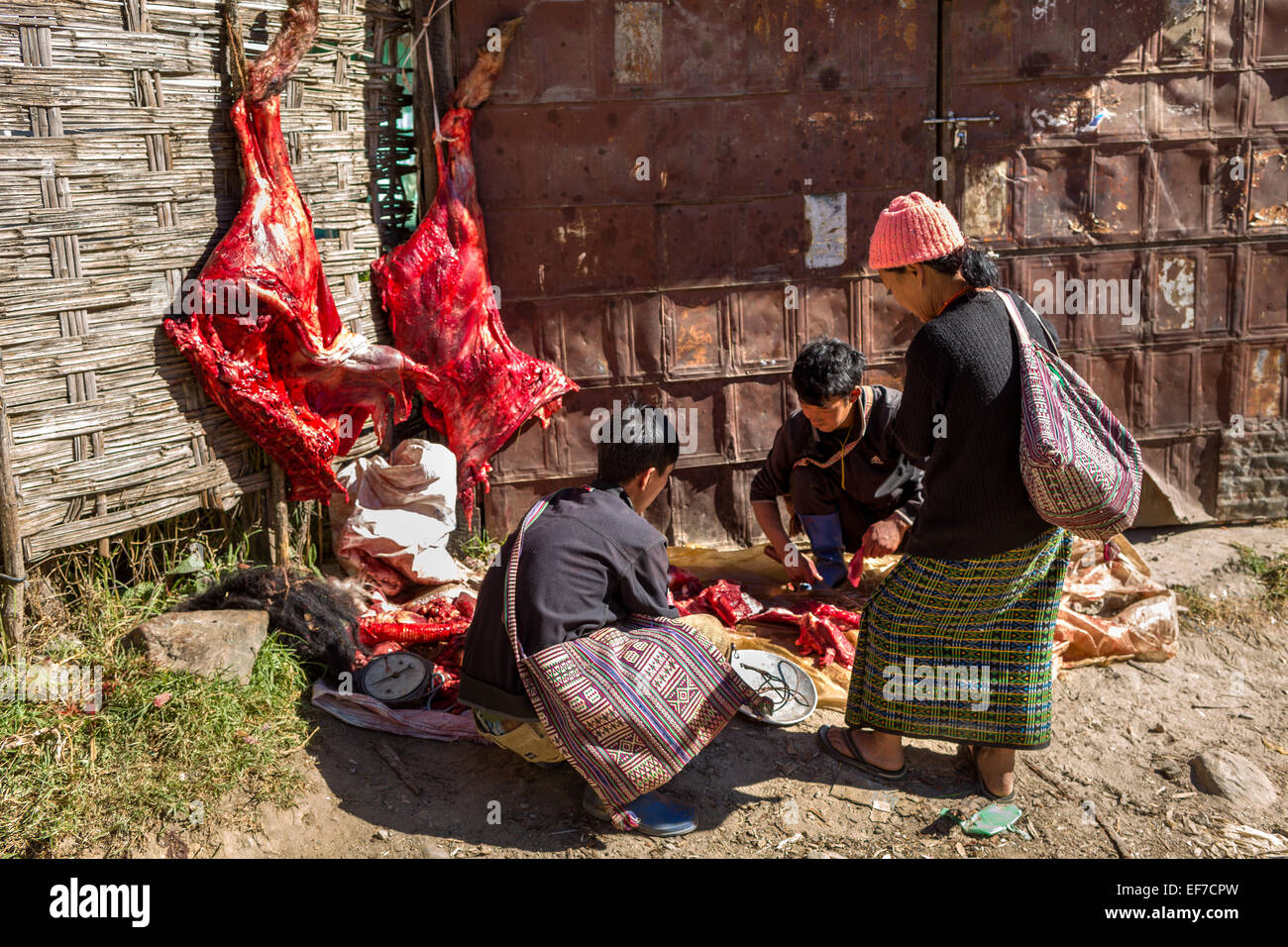 Gli uomini di vendita di carne di yak su un piccolo mercato locale della provincia di West Kameng in Arunachal Pradesh Foto Stock