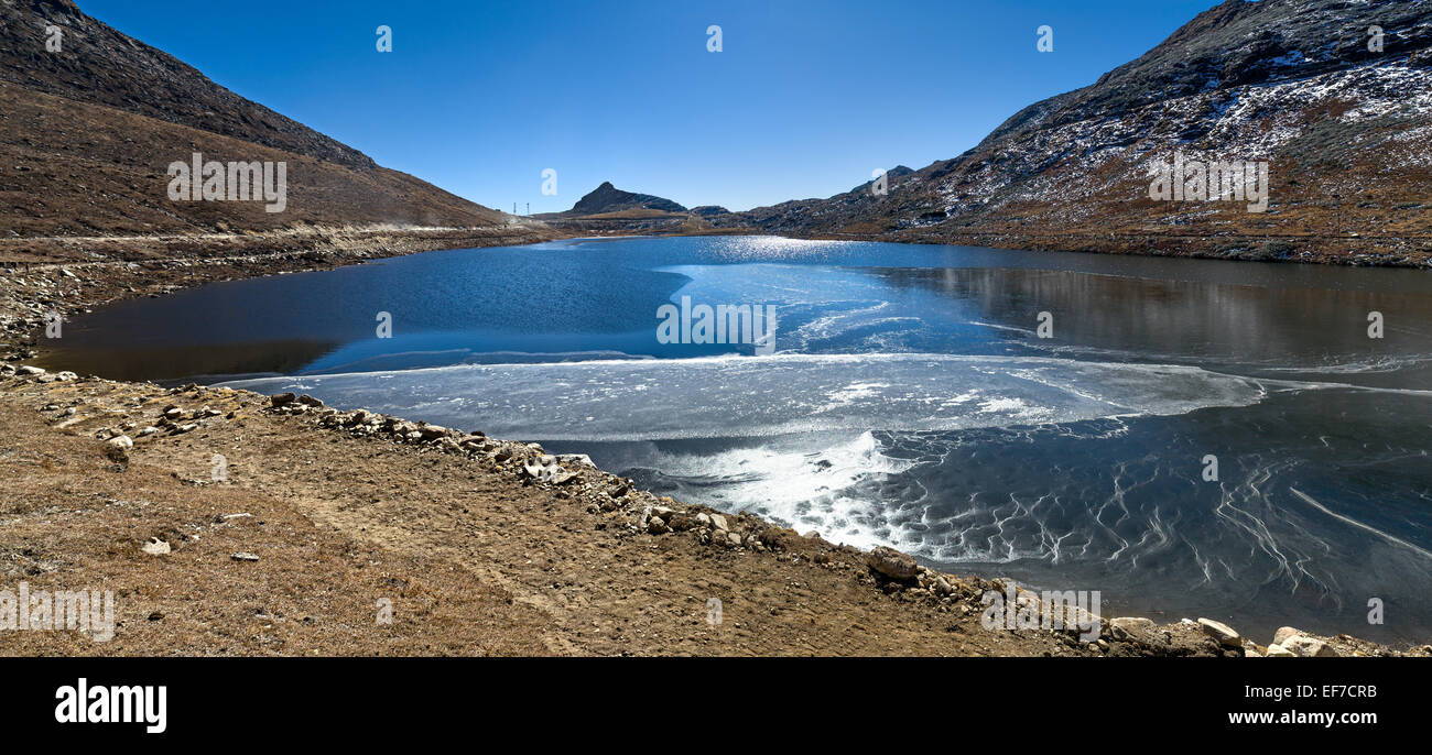 Sela Lago - chiamato anche Lago Paradiso - situato sulla sommità di Sela passano in Himalaya orientale su 4170 m (13.700 ft) Foto Stock