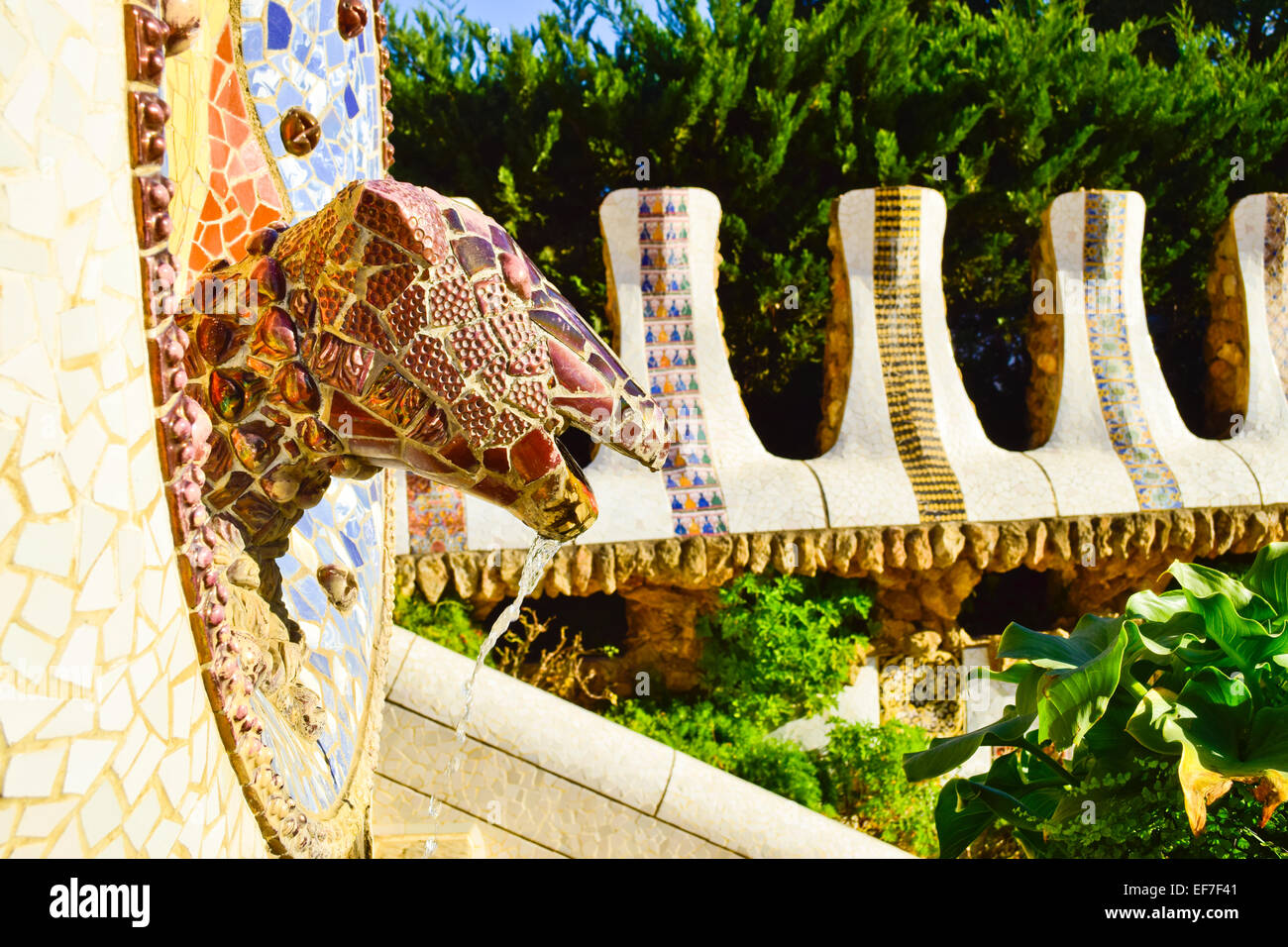 Mosaico la testa del dragone fontana d'acqua. Parco Guell progettato da Antoni Gaudi architetto. Barcellona, in Catalogna, Spagna. Foto Stock