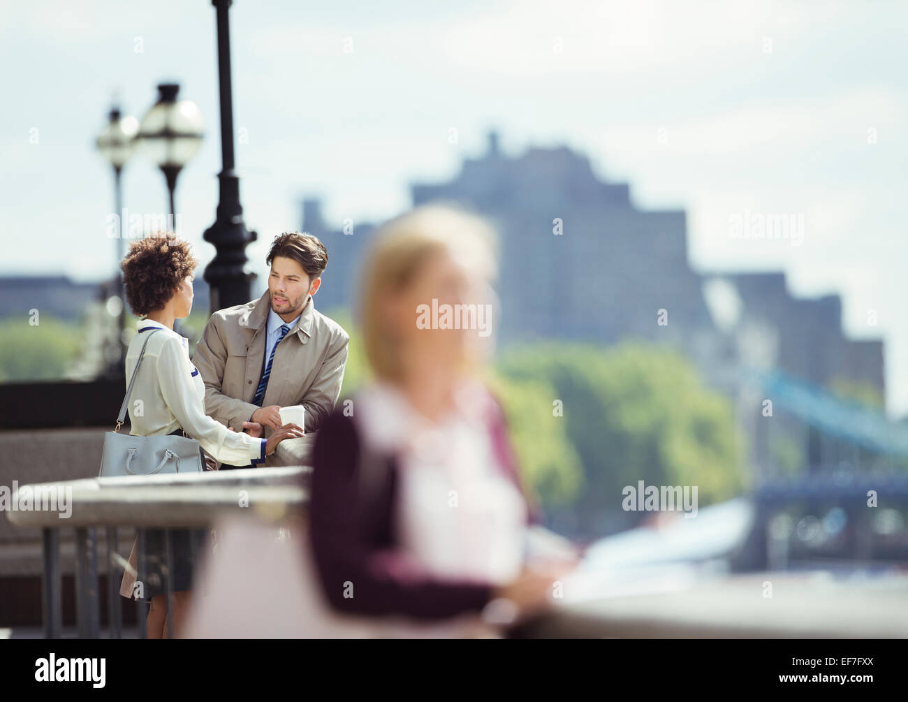 La gente di affari di parlare sul lungomare della città Foto Stock