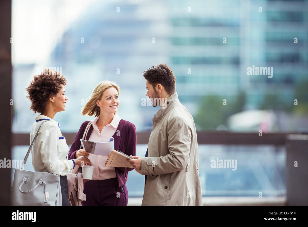 La gente di affari di parlare all'aperto Foto Stock