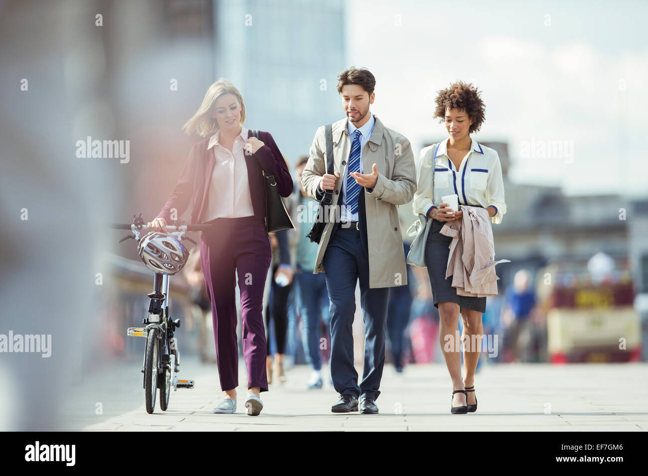 La gente di affari a camminare e parlare in città Foto Stock