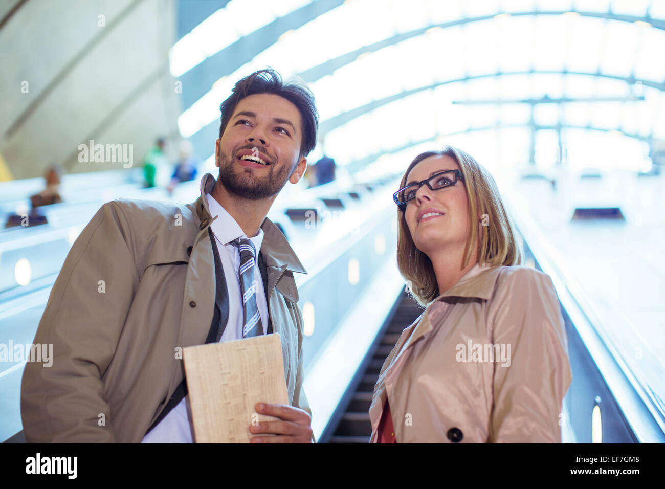 La gente di affari di escalator di equitazione Foto Stock