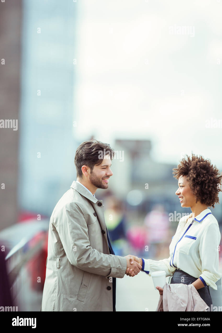 La gente di affari si stringono la mano all'aperto Foto Stock