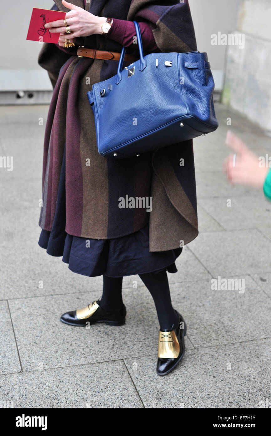 Un elegante showgoer arrivando presso la pista Schiaparelli mostra durante la Haute Couture della settimana della moda a Parigi - Jan 26, 2015 - Foto: Pista Manhattan/Celine Gaille/picture alliance Foto Stock