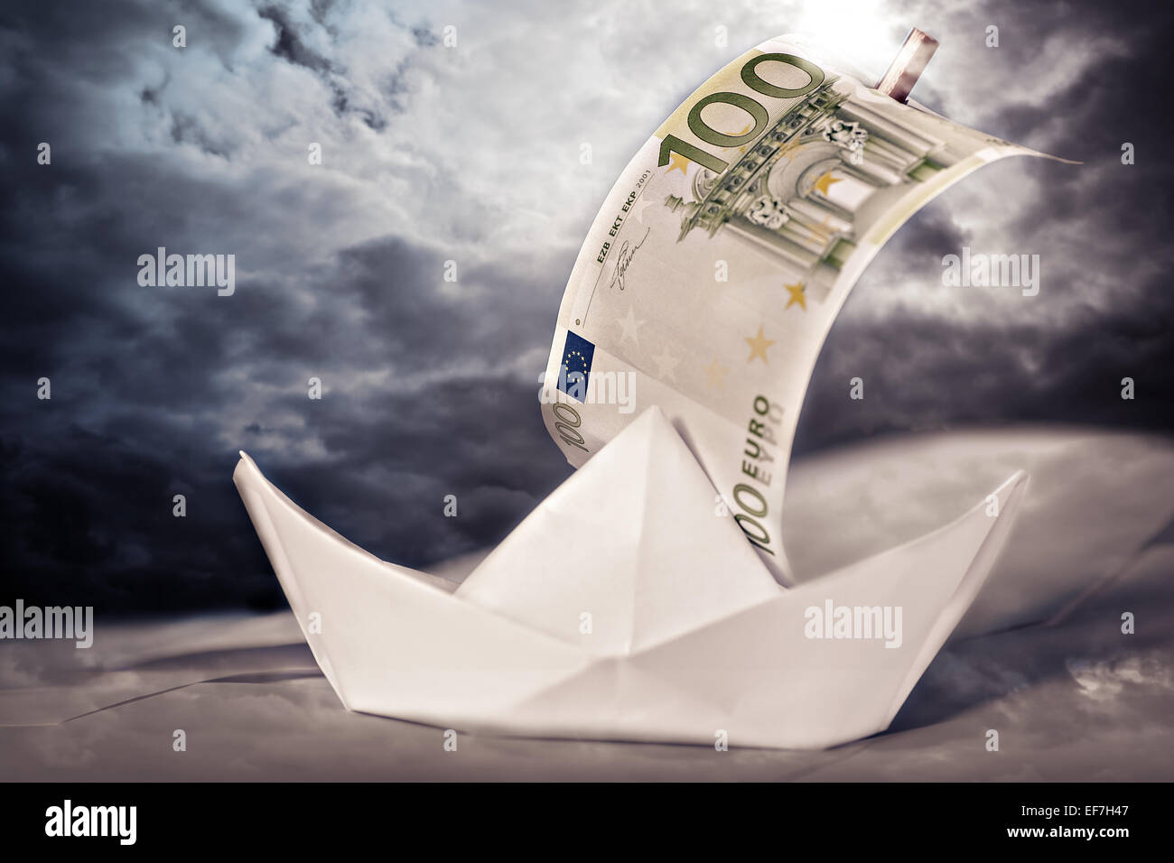Immagine simbolica di una barca di carta e euro Foto Stock
