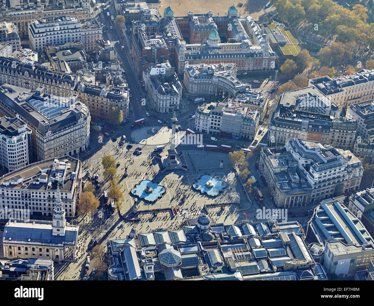 Trafalgar Square nel centro di Londra, affacciato a sud sulla National Gallery Foto Stock