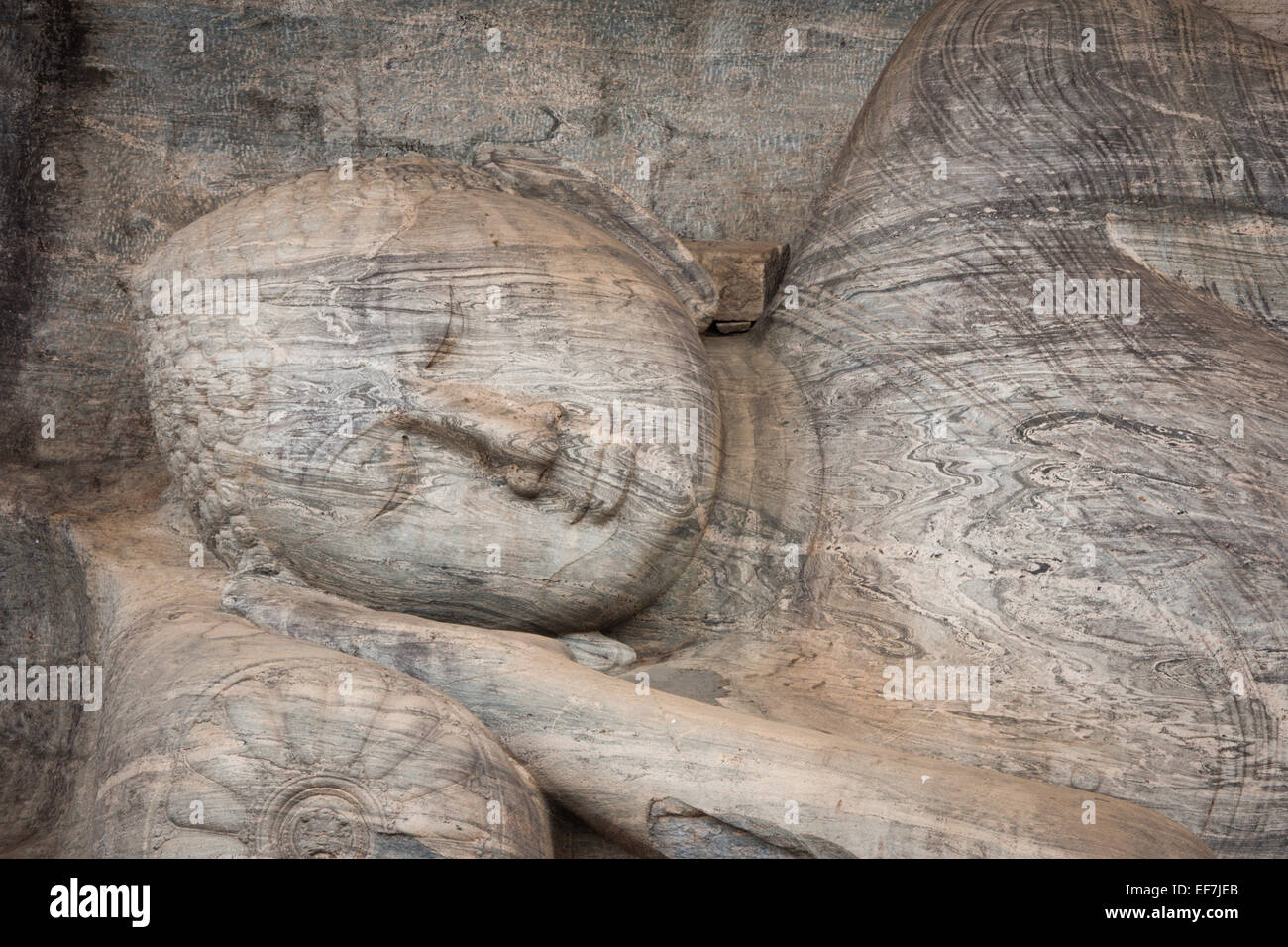 Gigante Buddha reclinato peccato NIRVANA; GAL VIHARA tempio di roccia Foto Stock