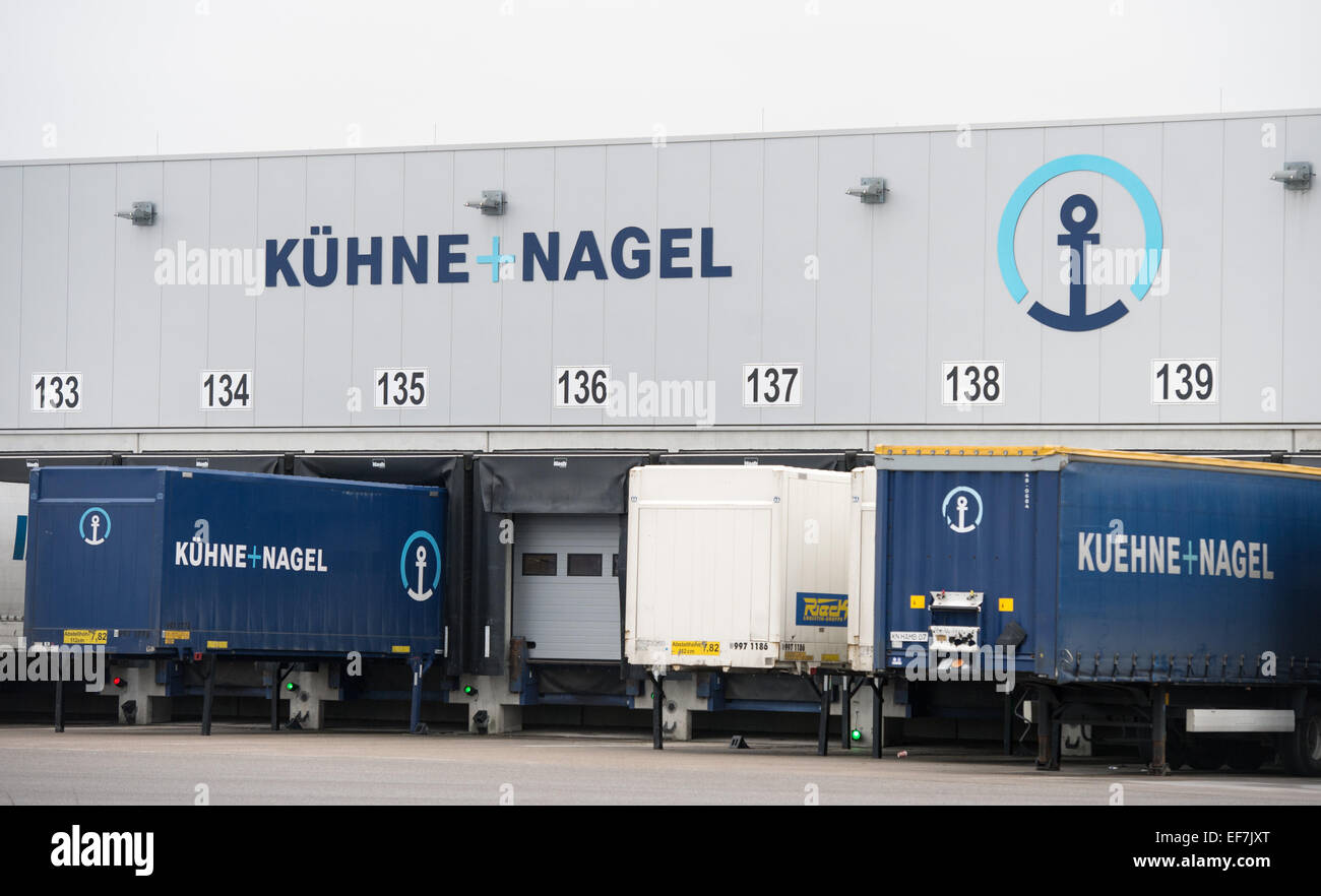 Amburgo, Germania. 28 gen, 2015. I carrelli dalla società Kuehne Nagel stand presso la zona industriale Obergeorgswerder ad Amburgo, Germania, 28 gennaio 2015. La società di logistica e Kuehne Nagel festeggia il suo 125° anniversario di quest'anno. Foto: DANIEL REINHARDT/dpa/Alamy Live News Foto Stock