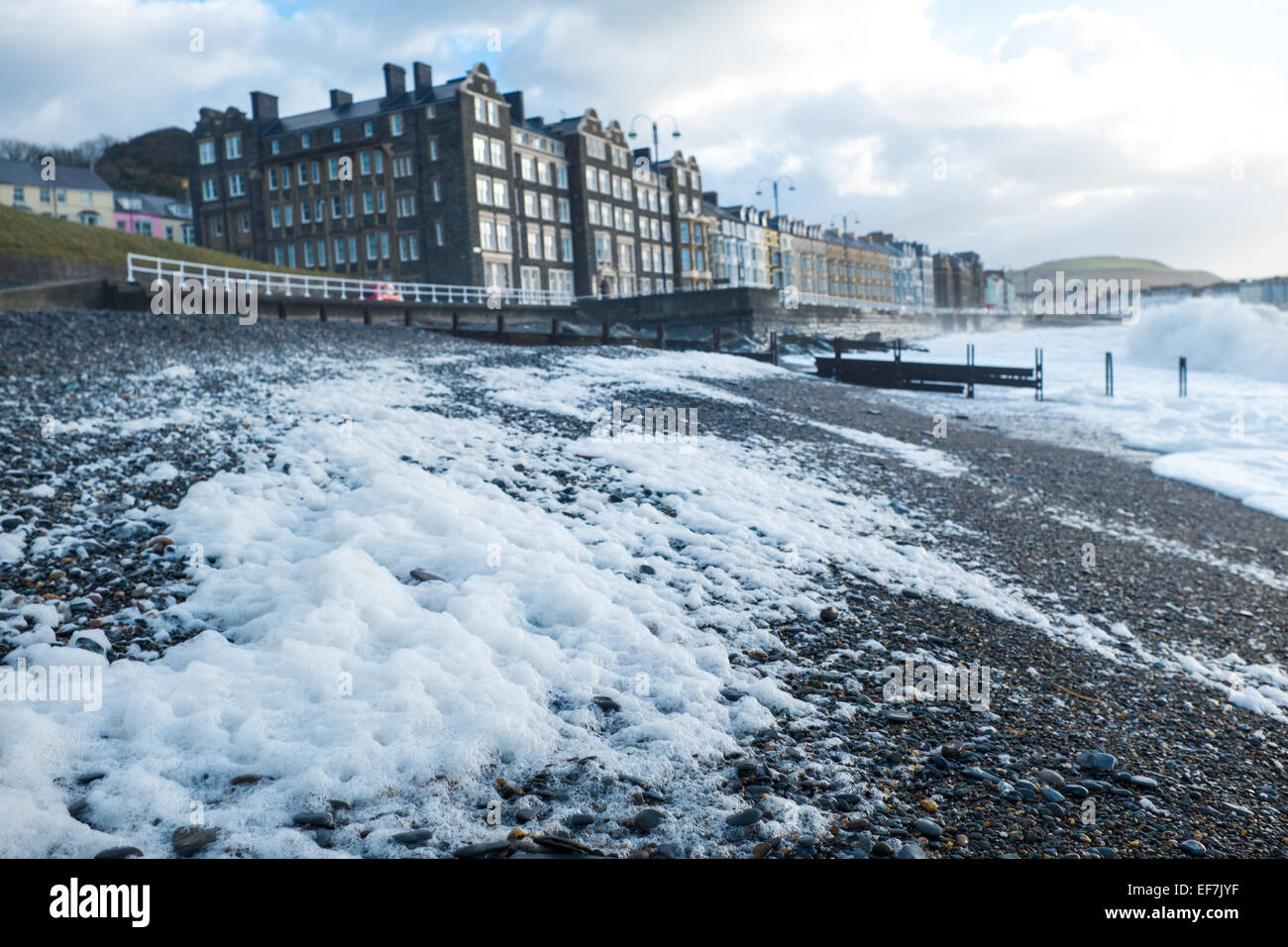 Aberystwyth, Wales, Regno Unito. Il 28 gennaio, 2015. Regno Unito Meteo: Schiuma o spume cercando come neve su Aberystwyth Beach a seguito di alta venti e mare mosso. Credito: Alan Hale/Alamy Live News Foto Stock