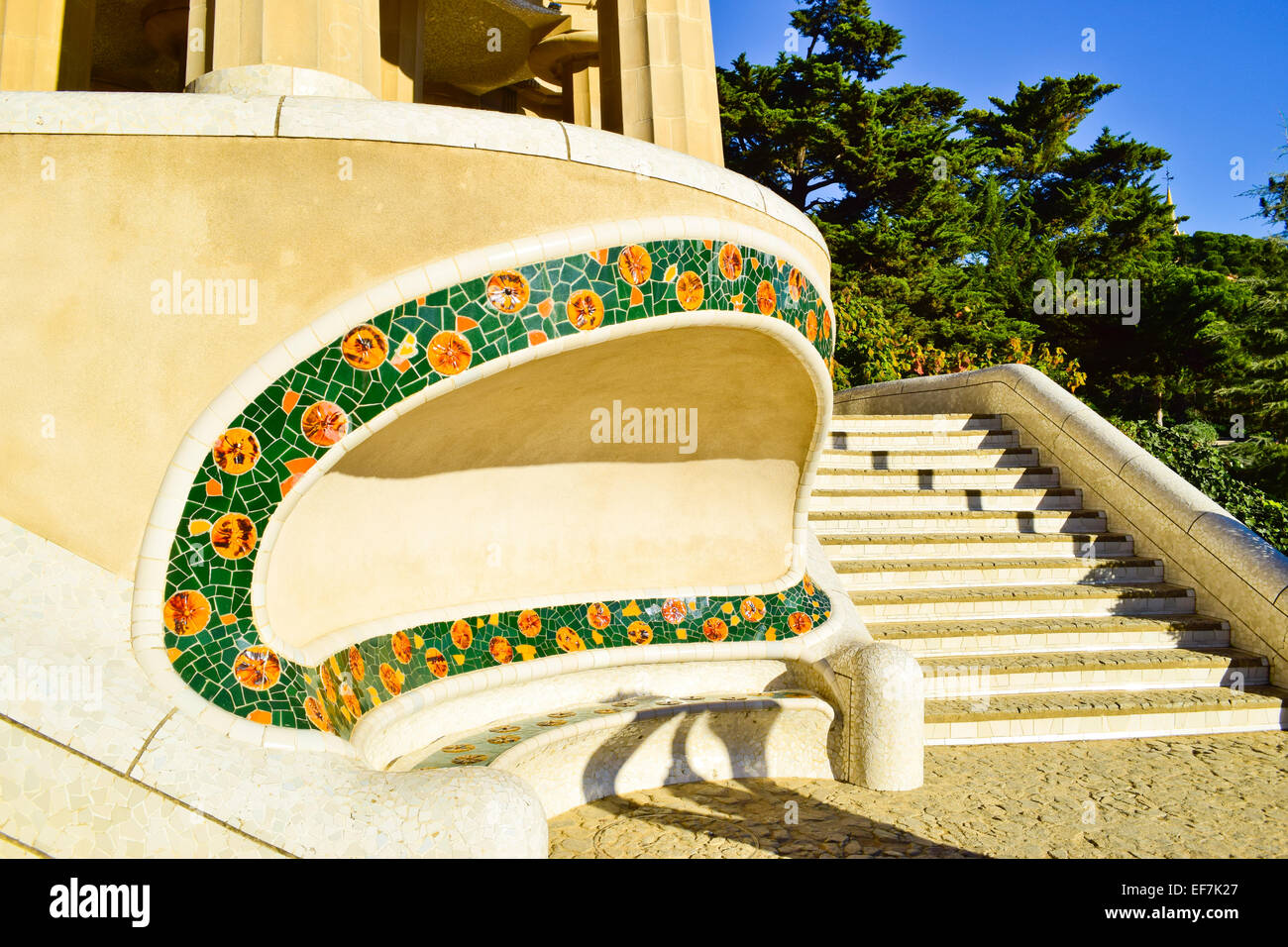 Panca e scalinata. Parco Guell di Antoni Gaudi. Barcellona, in Catalogna, Spagna. Foto Stock