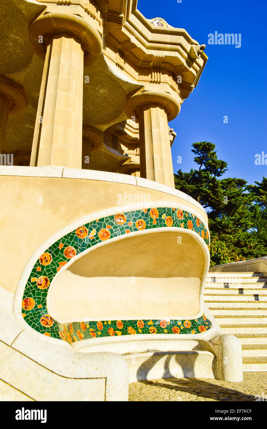 Panca e scalinata. Parco Guell di Antoni Gaudi. Barcellona, in Catalogna, Spagna. Foto Stock