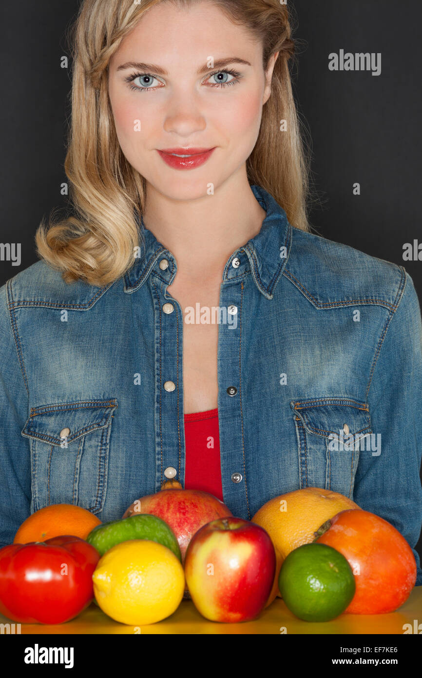 Ritratto di una donna che tiene un vassoio di frutta Foto Stock