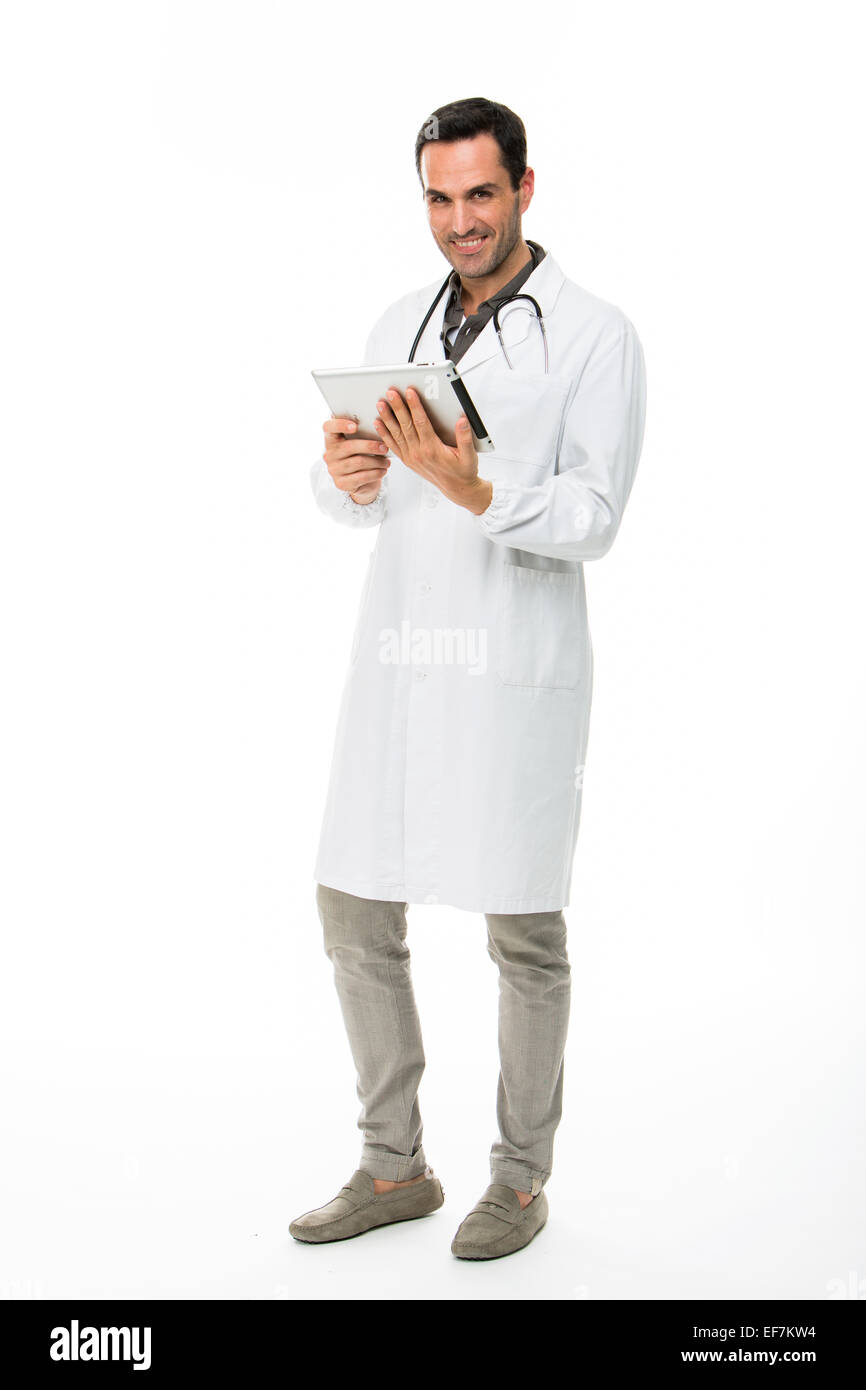A piena lunghezza ritratto os un maschio sorridente medico con stetoscopio mentre si lavora con una pastiglia dital Foto Stock