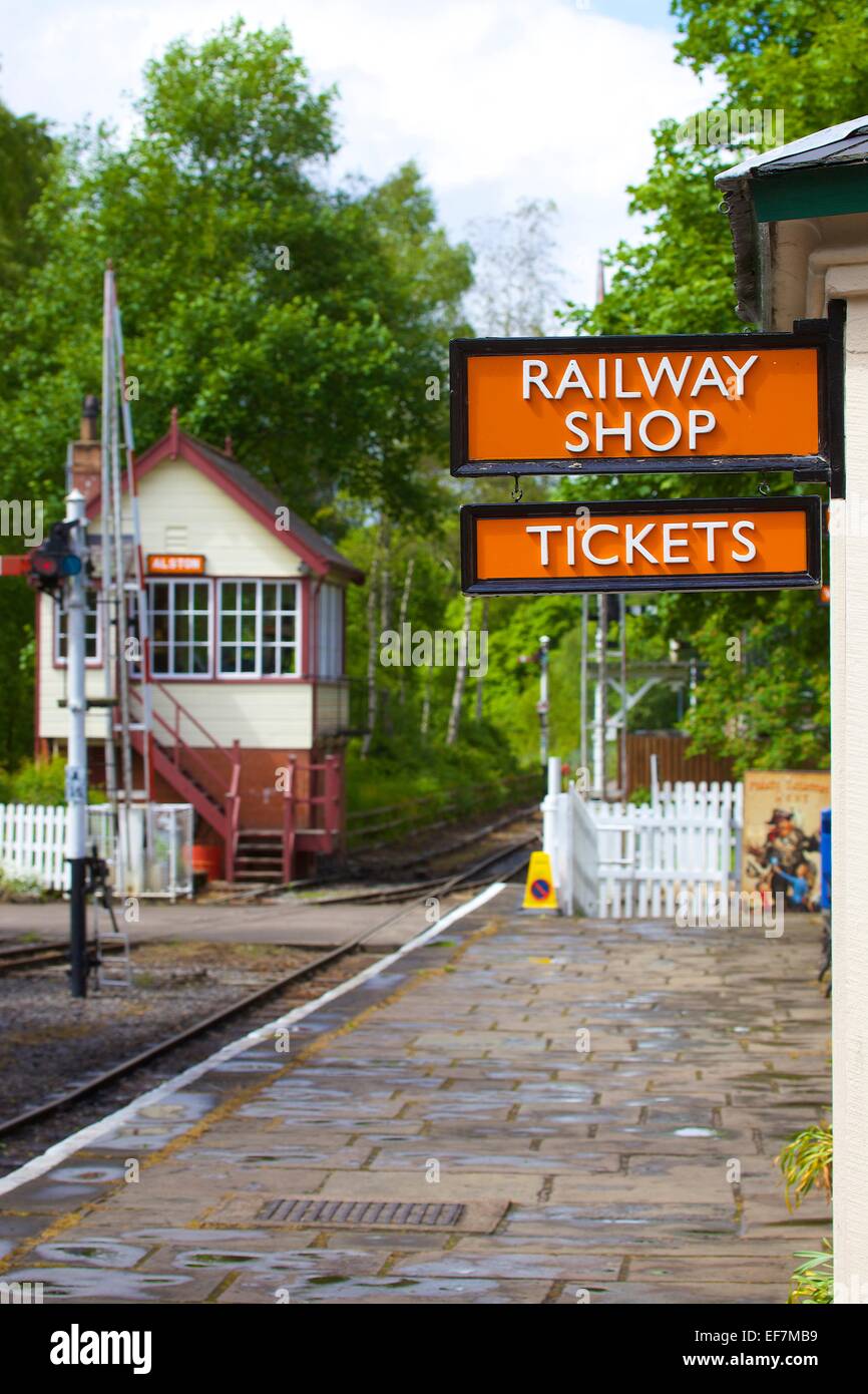 Stazione ferroviaria Shop & Biglietti segno. South Tynedale Railway, stazione di Alston Alston, Cumbria, Inghilterra, Regno Unito. Foto Stock