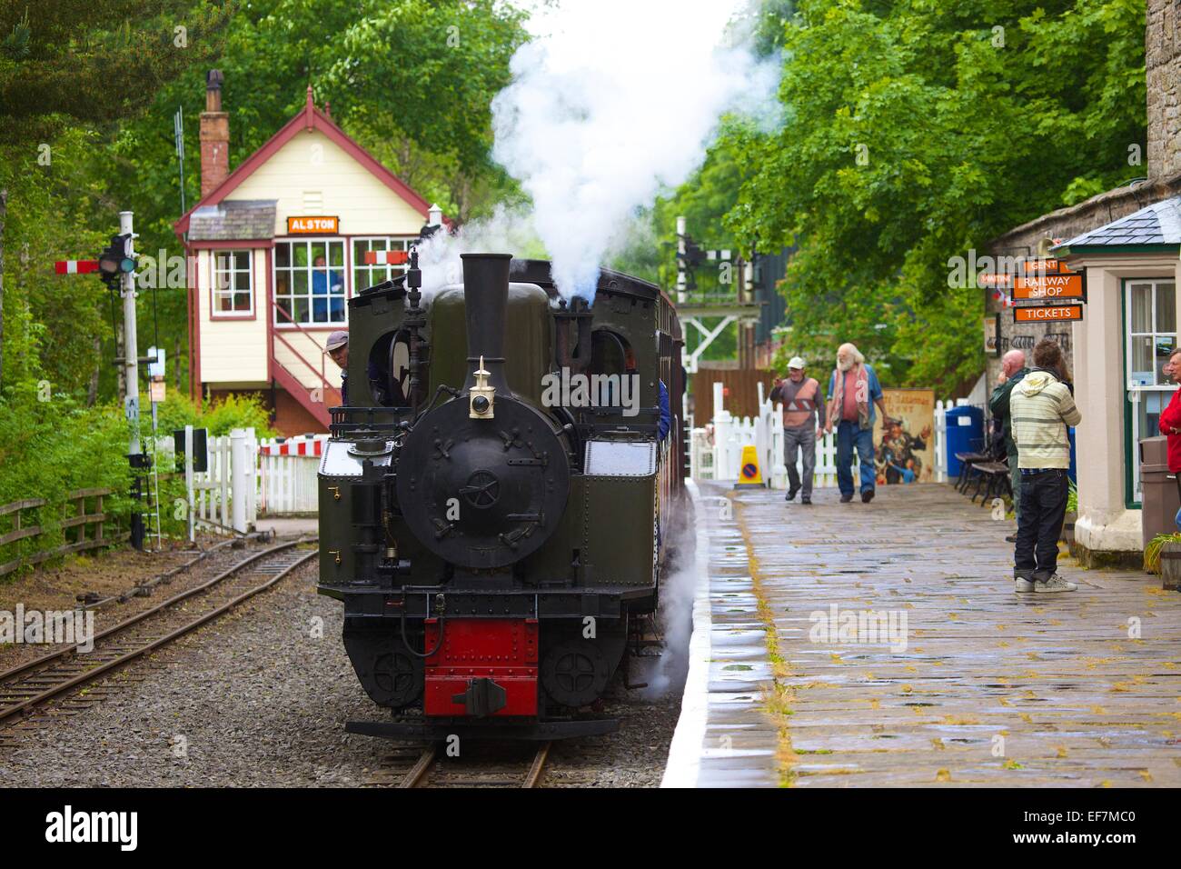 Locomotiva a vapore "Thomas Edmondson" arrivando a Alston stazione sul South Tynedale Railway, Alston, Cumbria, Inghilterra, Regno Unito. Foto Stock