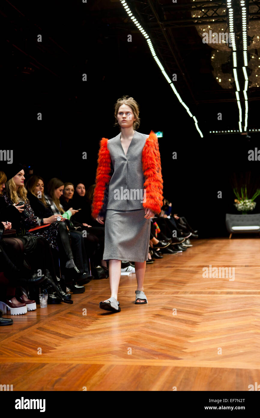 Copenhagen, Danimarca. Il 28 gennaio, 2015. Il nuovo e giovane danese designer di moda, Nicklas Skovgaard, mostra la sua azienda prima raccolta a Copenaghen Fashion Week AW 2015. Nicklas Skovgaard ha stabilito la sua azienda nel 2014. Egli uso di alta qualità e la vecchia Nordic materiali come lana di agnello e pelliccia di volpe, contrasto e colori, minimalistica ma dettagliata. Copenhagen Fashion Week inizia oggi mercoledì ed è il più grande Scandinavian fashion fair. Nicklas Skovgaard dello show ha avuto luogo a Copenaghen vecchia Borsa, Børsen. Credito: OJPHOTOS/Alamy Live News Foto Stock