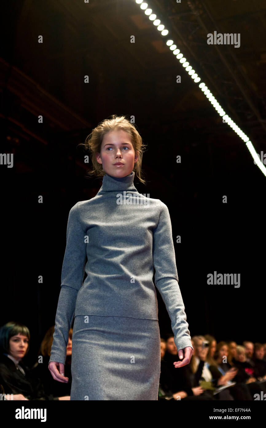 Copenhagen, Danimarca. Il 28 gennaio, 2015. Il nuovo e giovane danese designer di moda, Nicklas Skovgaard, mostra la sua azienda prima raccolta a Copenaghen Fashion Week AW 2015. Nicklas Skovgaard ha stabilito la sua azienda nel 2014. Egli uso di alta qualità e la vecchia Nordic materiali come lana di agnello e pelliccia di volpe, contrasto e colori, minimalistica ma dettagliata. Copenhagen Fashion Week inizia oggi mercoledì ed è il più grande Scandinavian fashion fair. Nicklas Skovgaard dello show ha avuto luogo a Copenaghen vecchia Borsa, Børsen. Credito: OJPHOTOS/Alamy Live News Foto Stock