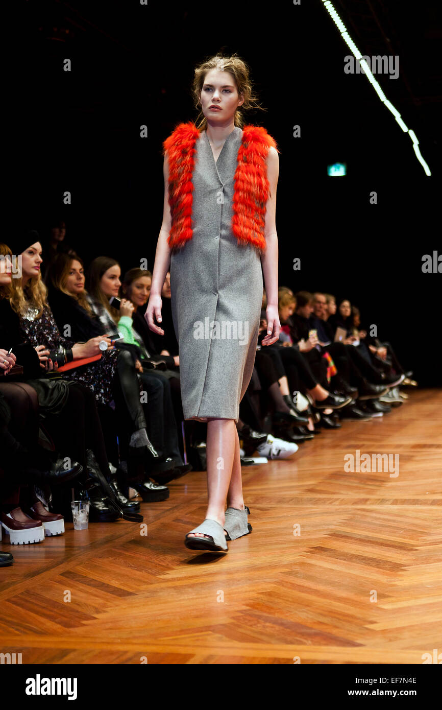 Copenhagen, Danimarca. Il 28 gennaio, 2015. Il nuovo e giovane danese designer di moda, Nicklas Skovgaard, mostra la sua azienda prima raccolta a Copenaghen Fashion Week AW 2015. Nicklas Skovgaard ha stabilito la sua azienda nel 2014. Egli uso di alta qualità e la vecchia Nordic materiali come lana di agnello e pelliccia di volpe, contrasto e colori, minimalistica ma dettagliata. Copenhagen Fashion Week inizia oggi mercoledì ed è il più grande Scandinavian fashion fair. Nicklas Skovgaard dello show ha avuto luogo a Copenaghen vecchia Borsa, Børsen. Credito: OJPHOTOS/Alamy Live News Foto Stock