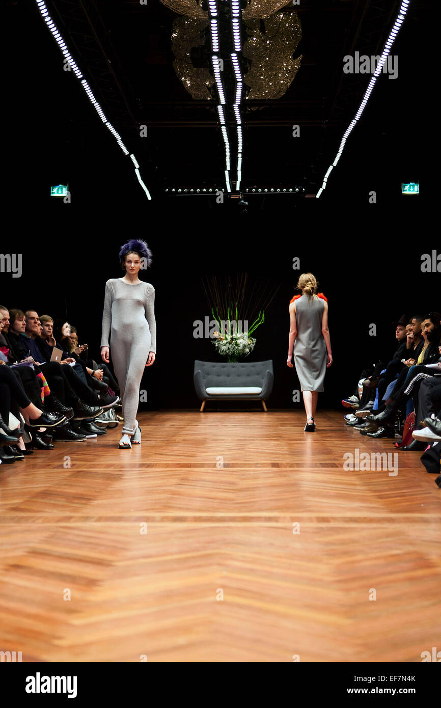 Copenhagen, Danimarca. Il 28 gennaio, 2015. Il nuovo e giovane danese designer di moda, Nicklas Skovgaard, mostra la sua azienda prima raccolta a Copenaghen Fashion Week AW 2015. Nicklas Skovgaard ha stabilito la sua azienda nel 2014. Egli uso di alta qualità e la vecchia Nordic materiali come lana di agnello e pelliccia di volpe, contrasto e colori, minimalistica ma dettagliata. Copenhagen Fashion Week inizia oggi mercoledì ed è il più grande Scandinavian fashion fair. Nicklas Skovgaard dello show ha avuto luogo a Copenaghen vecchia Borsa, Børsen. Credito: OJPHOTOS/Alamy Live News Foto Stock