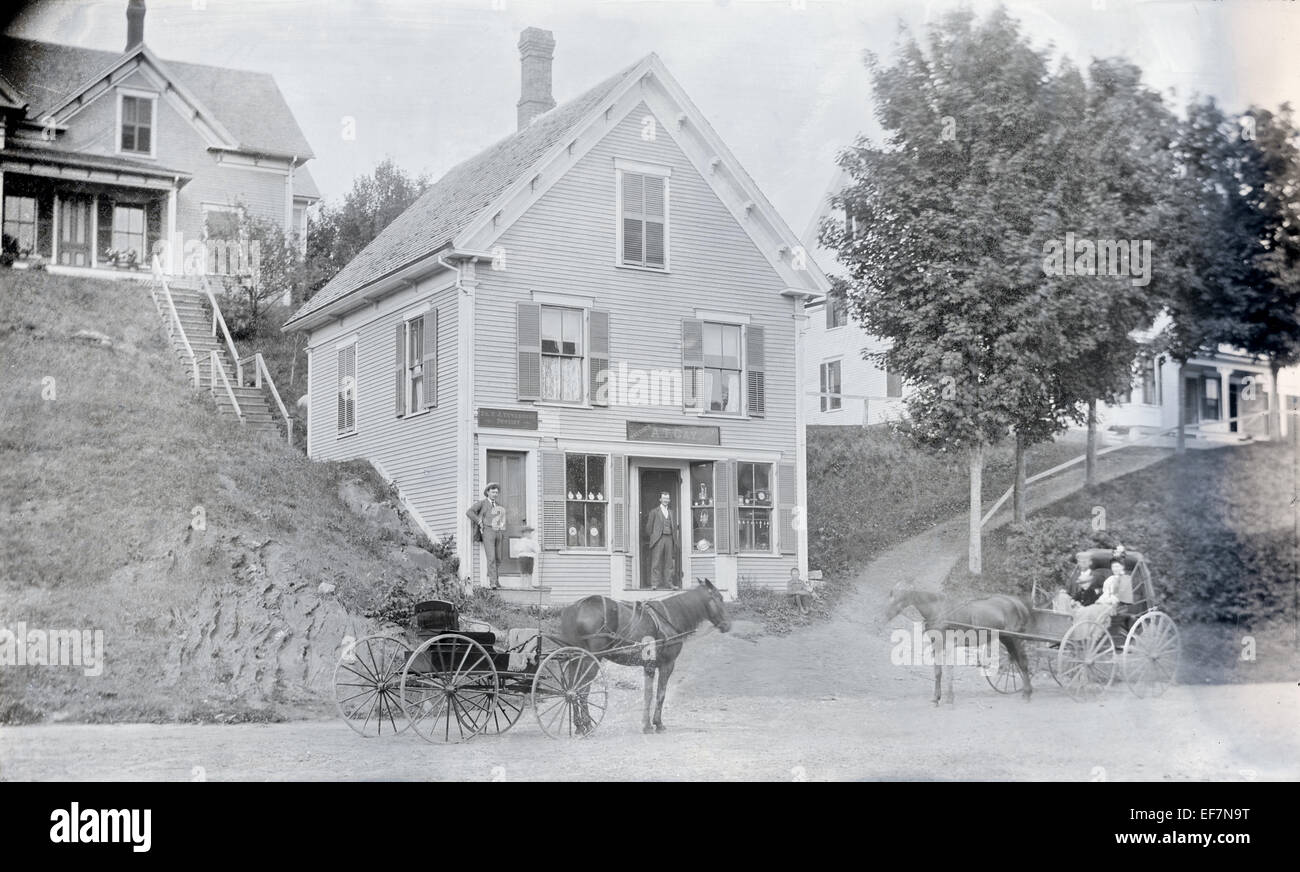 Antique c1905 fotografia, vetrine di F.J. Tewksbury, dentista, e A.T. Gay, gioielliere. La posizione è a sud Ryegate, Vermont, USA. Foto Stock