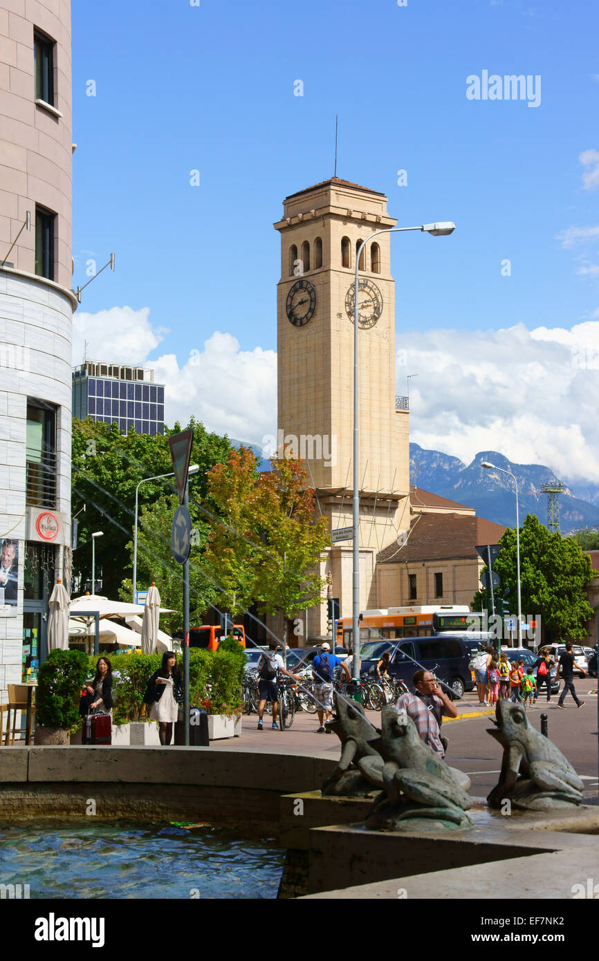 Bolzano, Italia - 21 agosto 2014: Piazza Stazione. La stazione è stata aperta nel 1859 ma è stato ristrutturato nel 1927. Foto Stock